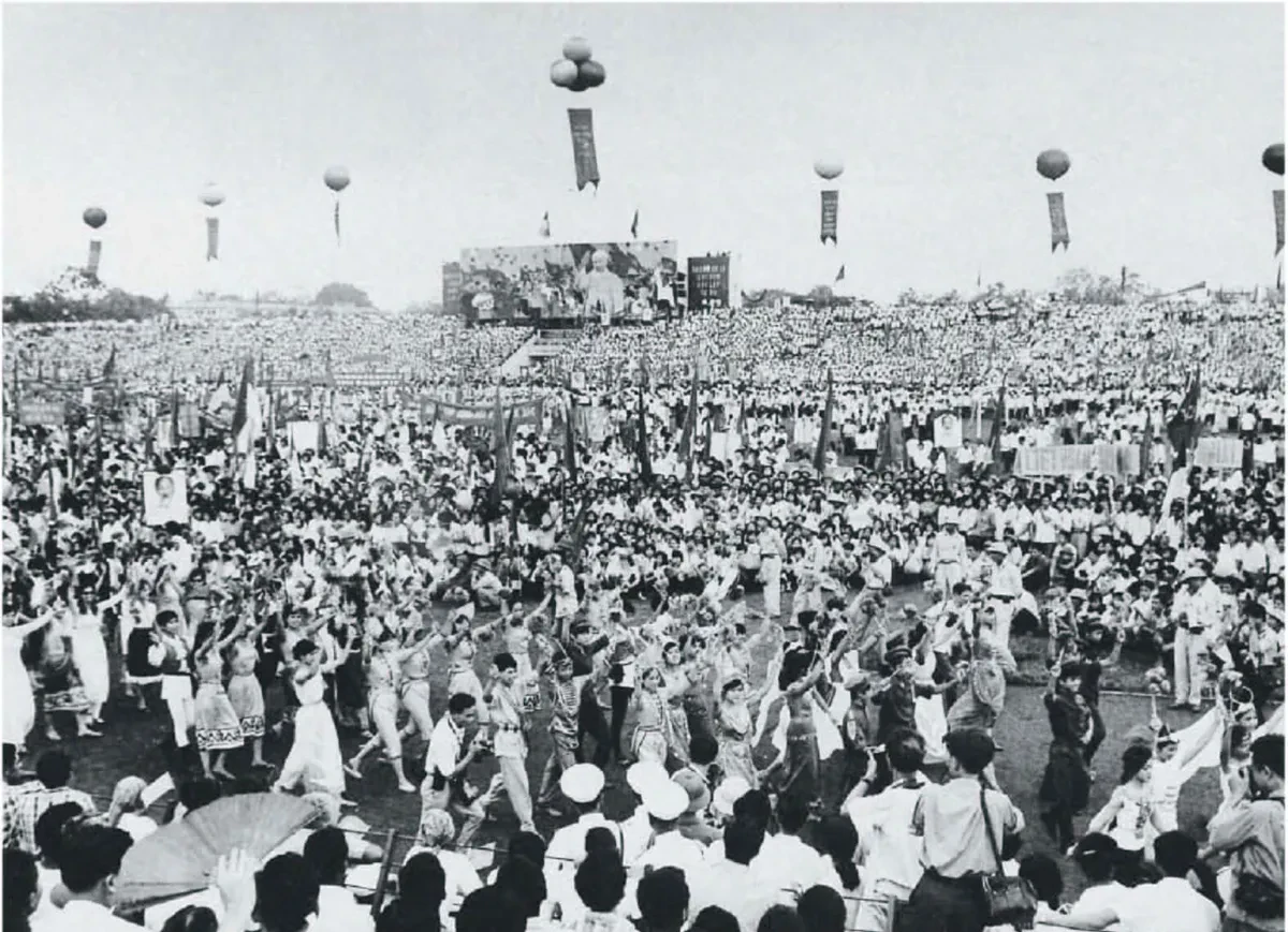 Ngày 2:9:1945, tại Quảng trường Ba Đình, Thủ đô Hà Nội, Chủ tịch Hồ Chí Minh đọc Bản Tuyên ngôn Độc lập, khai sinh Ảnh Cổng TTĐT Quốc hội