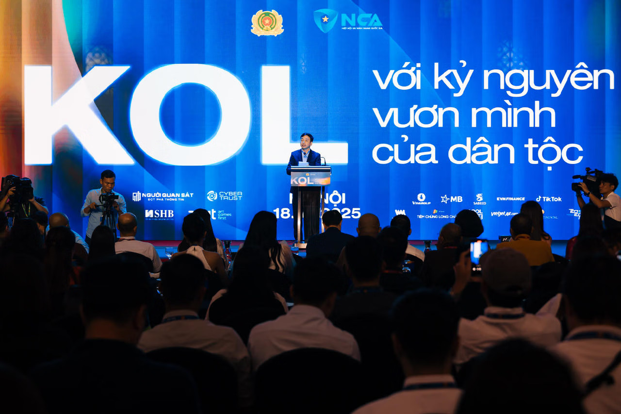 Thiếu tướng Lê Xuân Minh, Cục trưởng Cục An ninh mạng và phòng, chống tội phạm công nghệ cao phát biểu tại Hội nghị KOL toàn quốc lần thứ nhất năm 2025. Ảnh: BTC