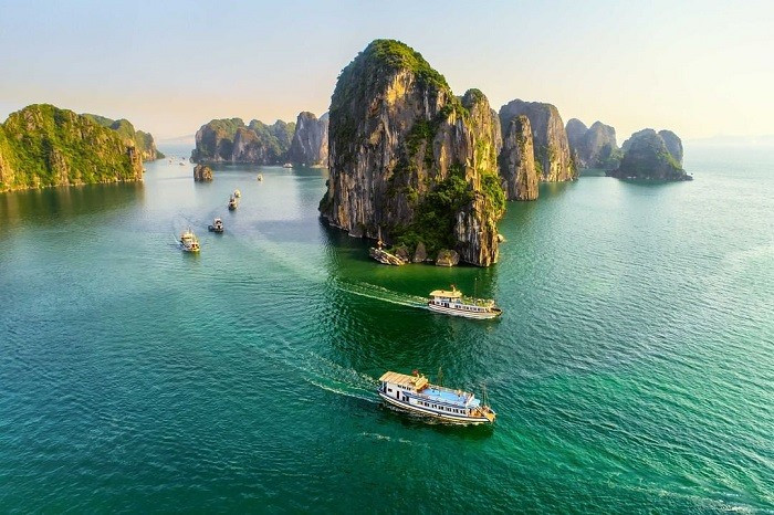 Cảnh quan thiên nhiên hùng vĩ tại vịnh Hạ Long. Ảnh funtime