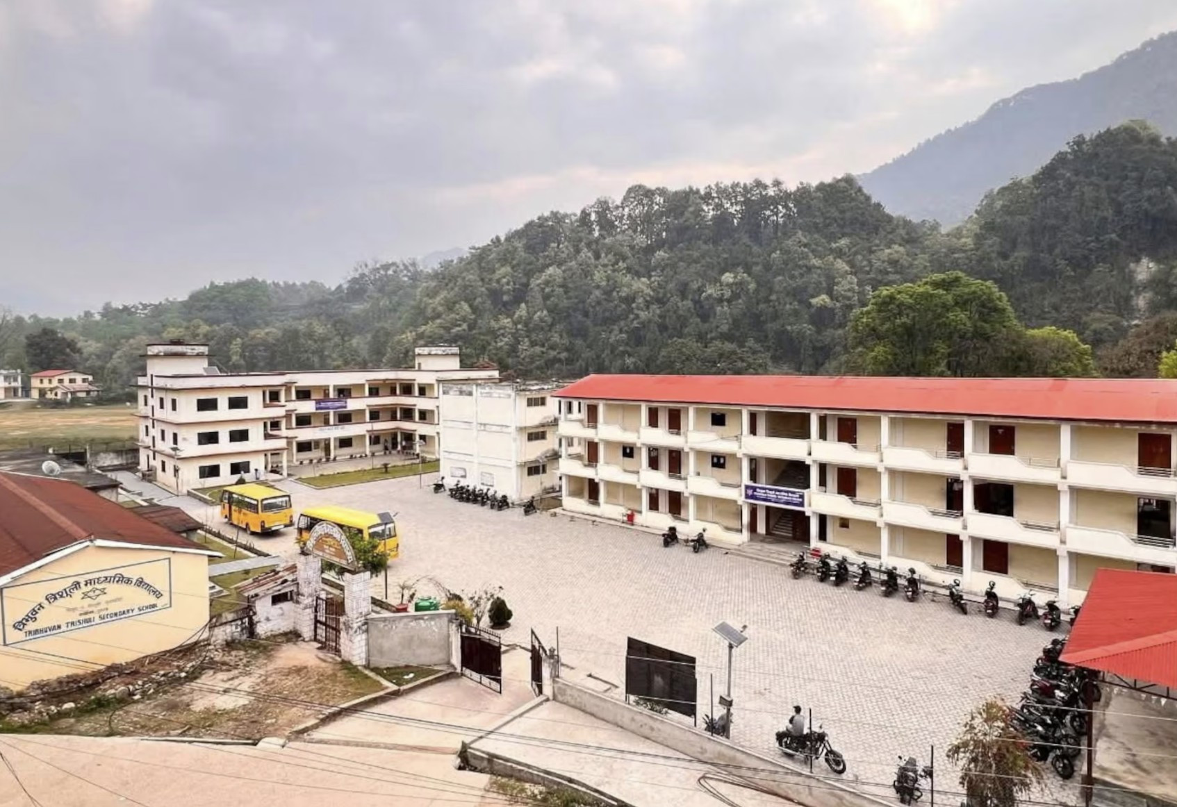 Hơn 900 người Nepal thoát chết nhờ cảnh báo lũ khẩn cấp, hiệu trưởng được ví như Chúa (2)