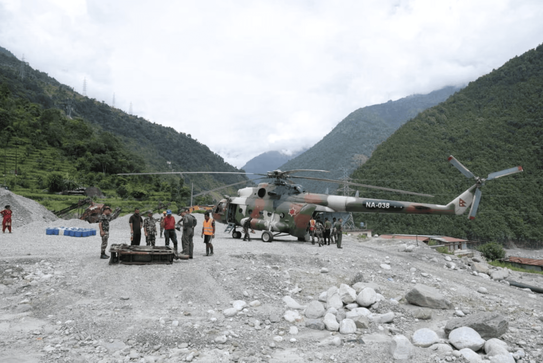 Hơn 900 người Nepal thoát chết nhờ cảnh báo lũ khẩn cấp, hiệu trưởng được ví như Chúa (3)