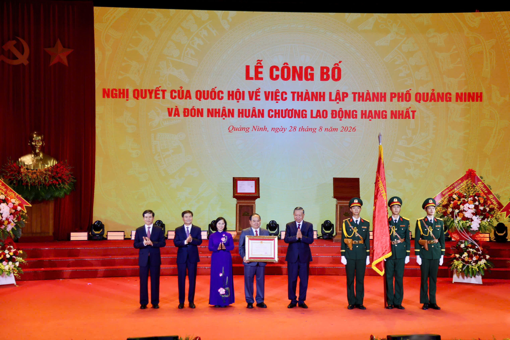 Tổng Bí thư, Chủ tịch nước Tô Lâm trao Huân chương Lao động hạng Nhất cho Đảng bộ, chính quyền và nhân dân TP. Quảng Ninh.