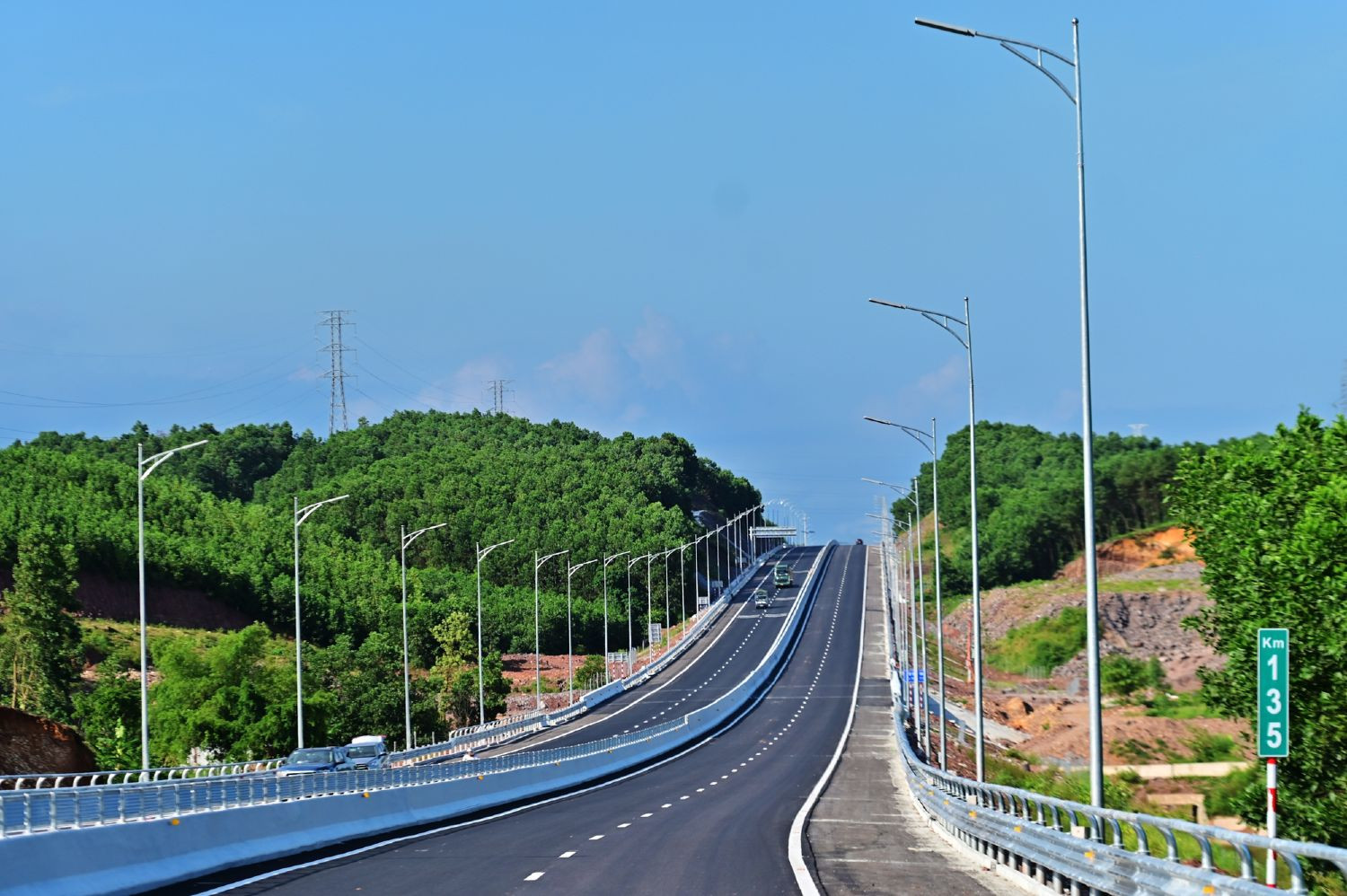 Tuyến đường cao tốc giúp du khách dễ dàng di chuyển từ Hà Nội đến Móng Cái. Ảnh Tư liệu