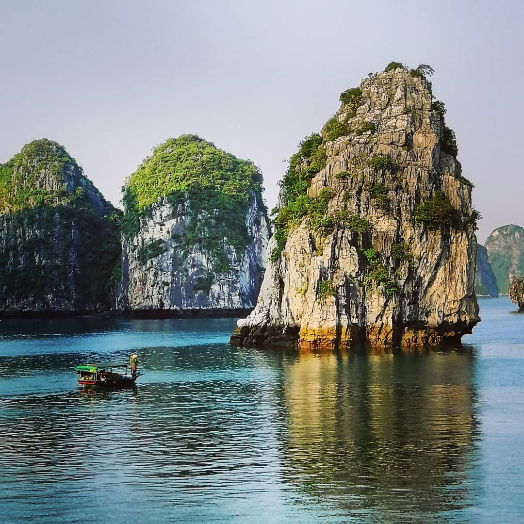 Vẻ đẹp hoang sơ của vịnh Bái Tử Long. Ảnh @inlovewithclarity