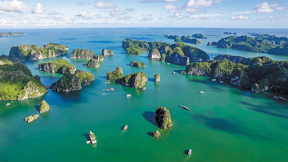 Vịnh Hạ Long là thắng cảnh tuyệt đẹp thiên nhiên ban tặng cho TP. Quảng Ninh