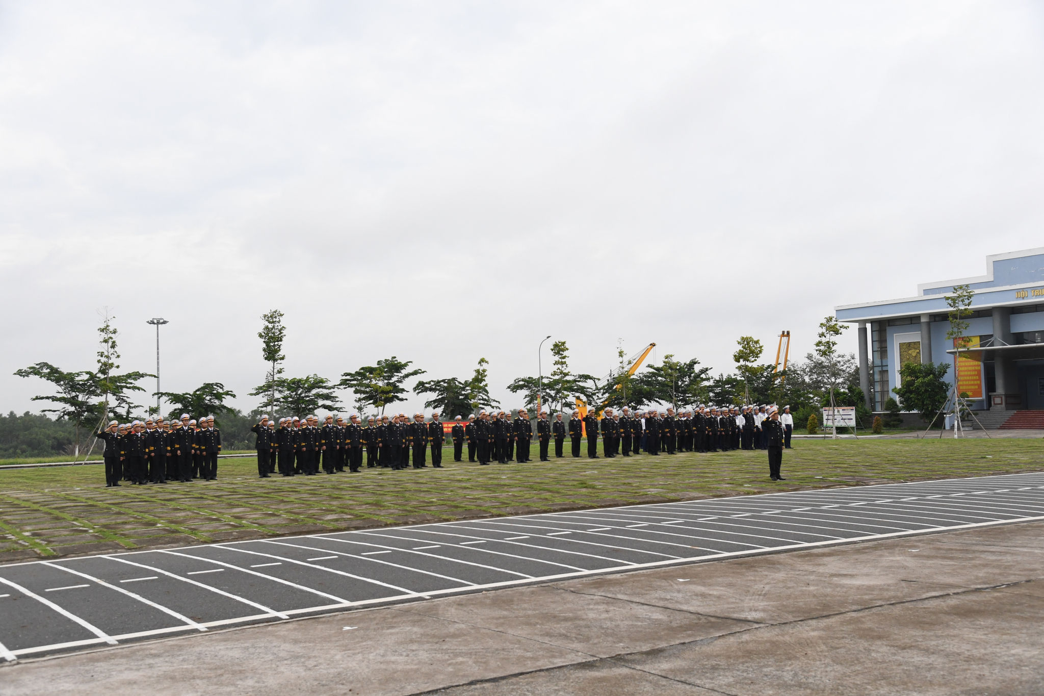 4 - Toàn đơn vị thực hiện nghi lễ chào cờ
