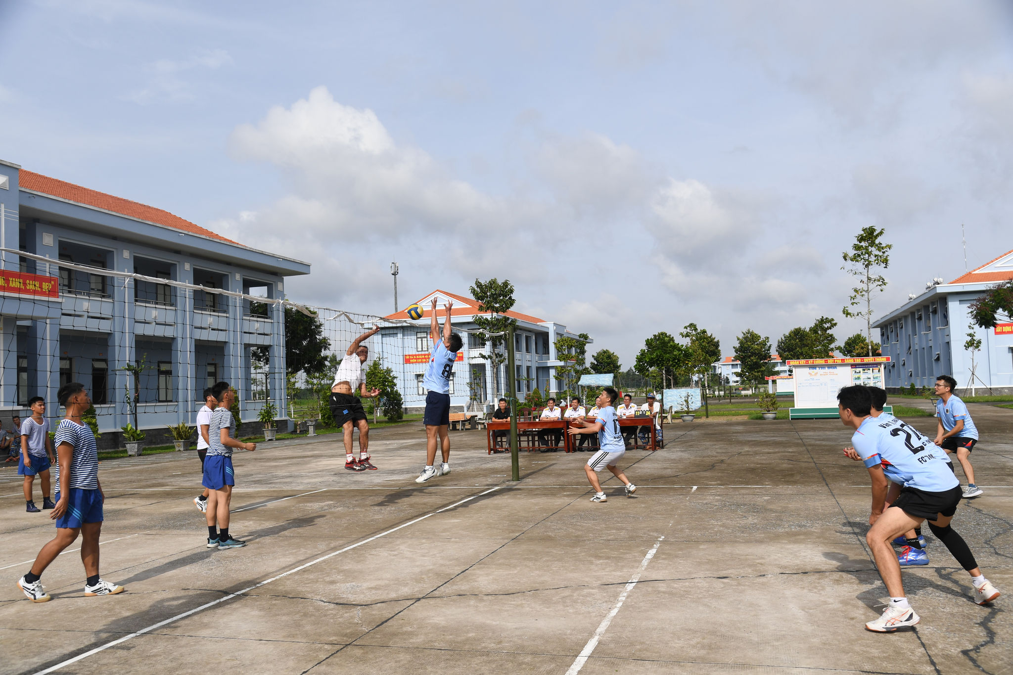 5 - Thi đấu bóng chuyền