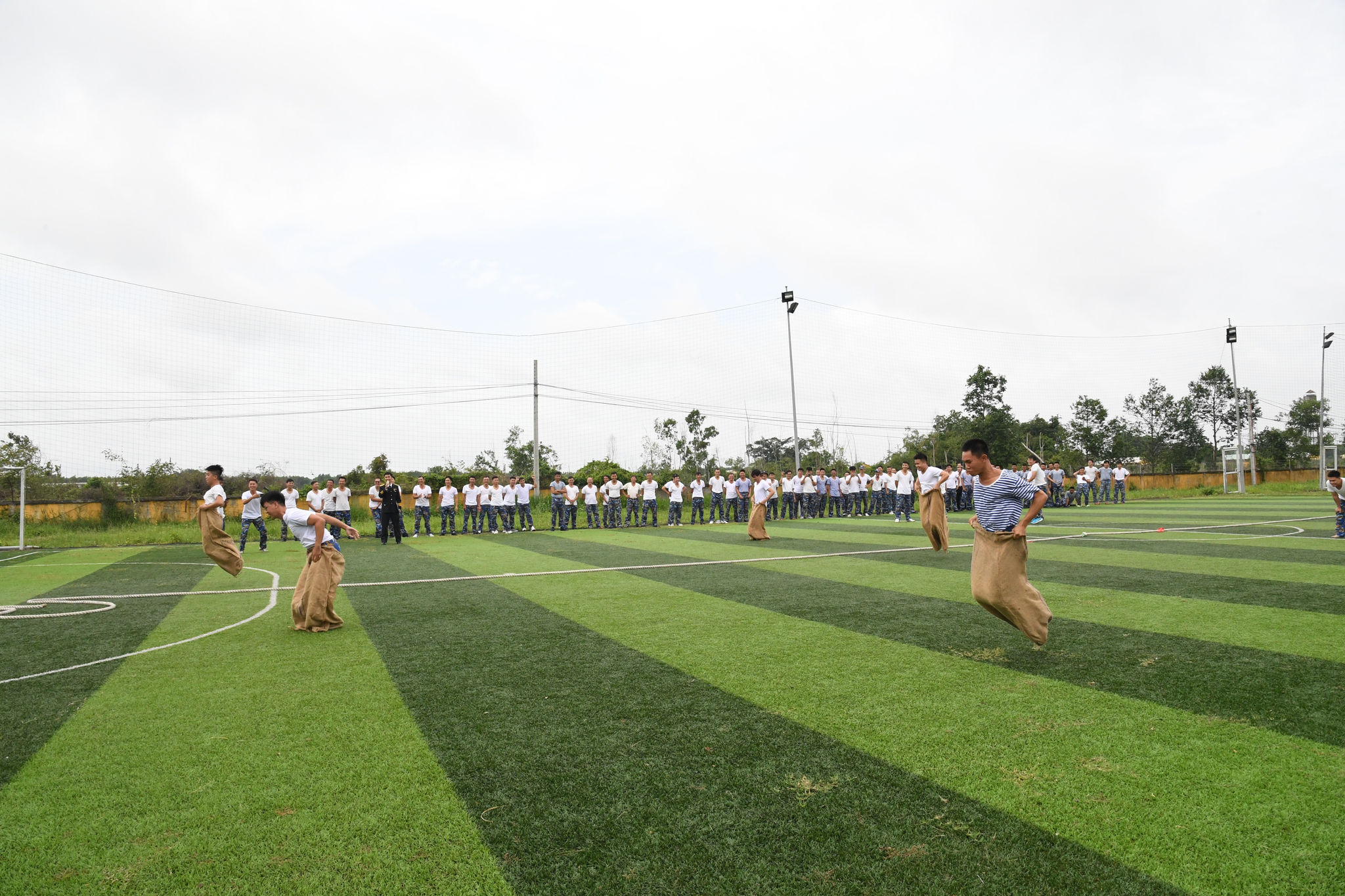 7 - Thi nhảy bao bố