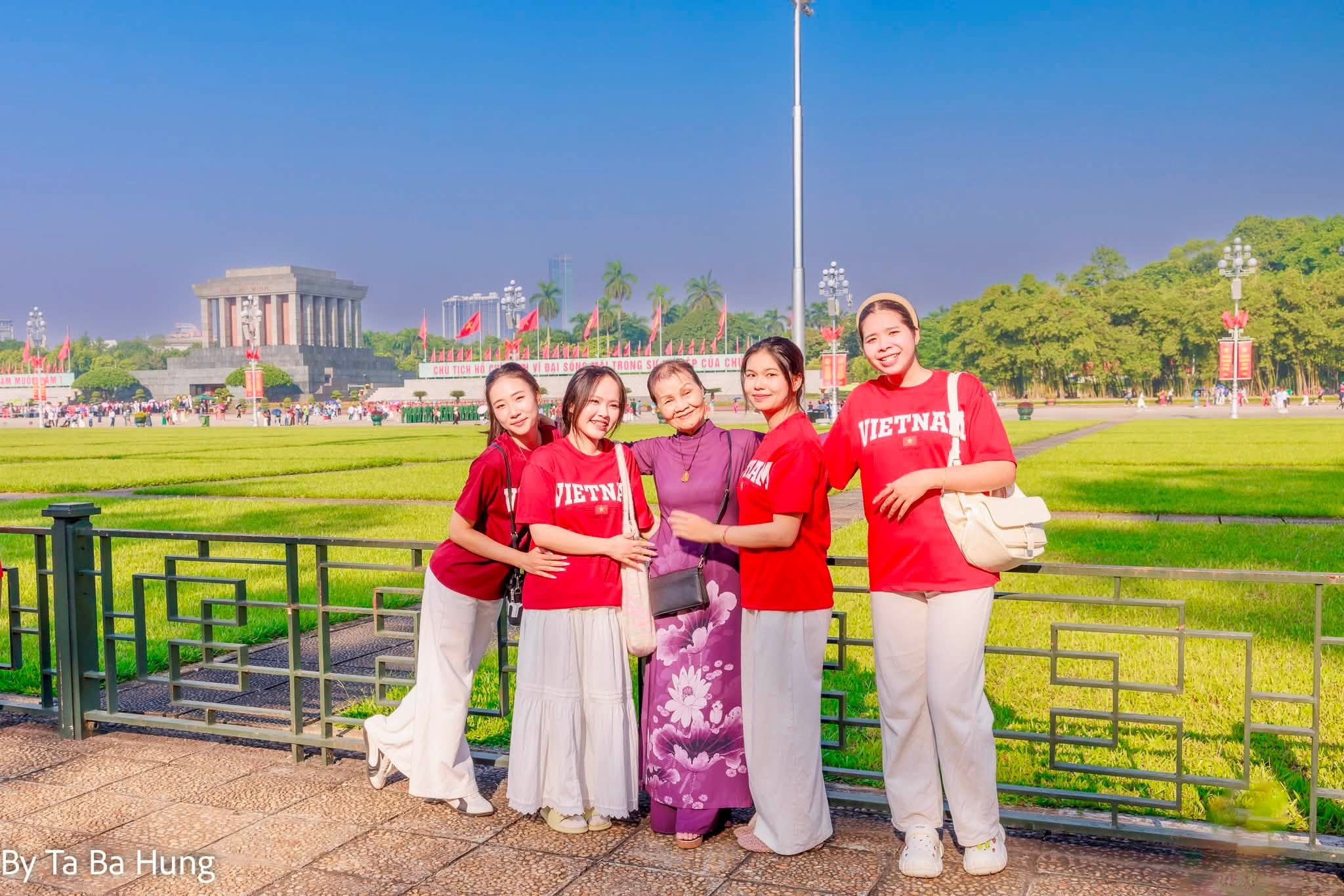 Người dân chụp ảnh kỉ niệm mừng ngày lễ lớn của dân tộc.