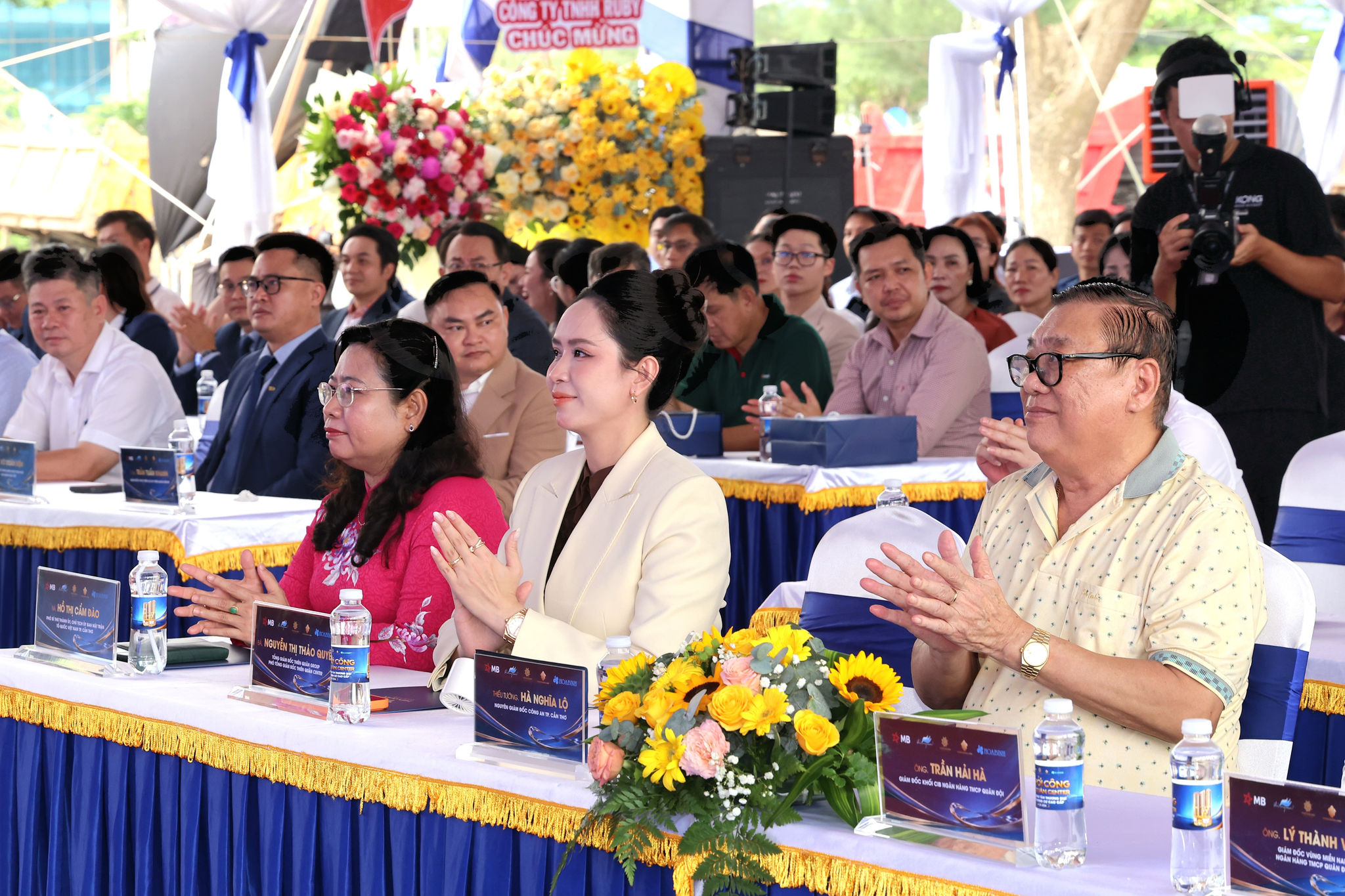ẢNH 4 Quan khách tham dự