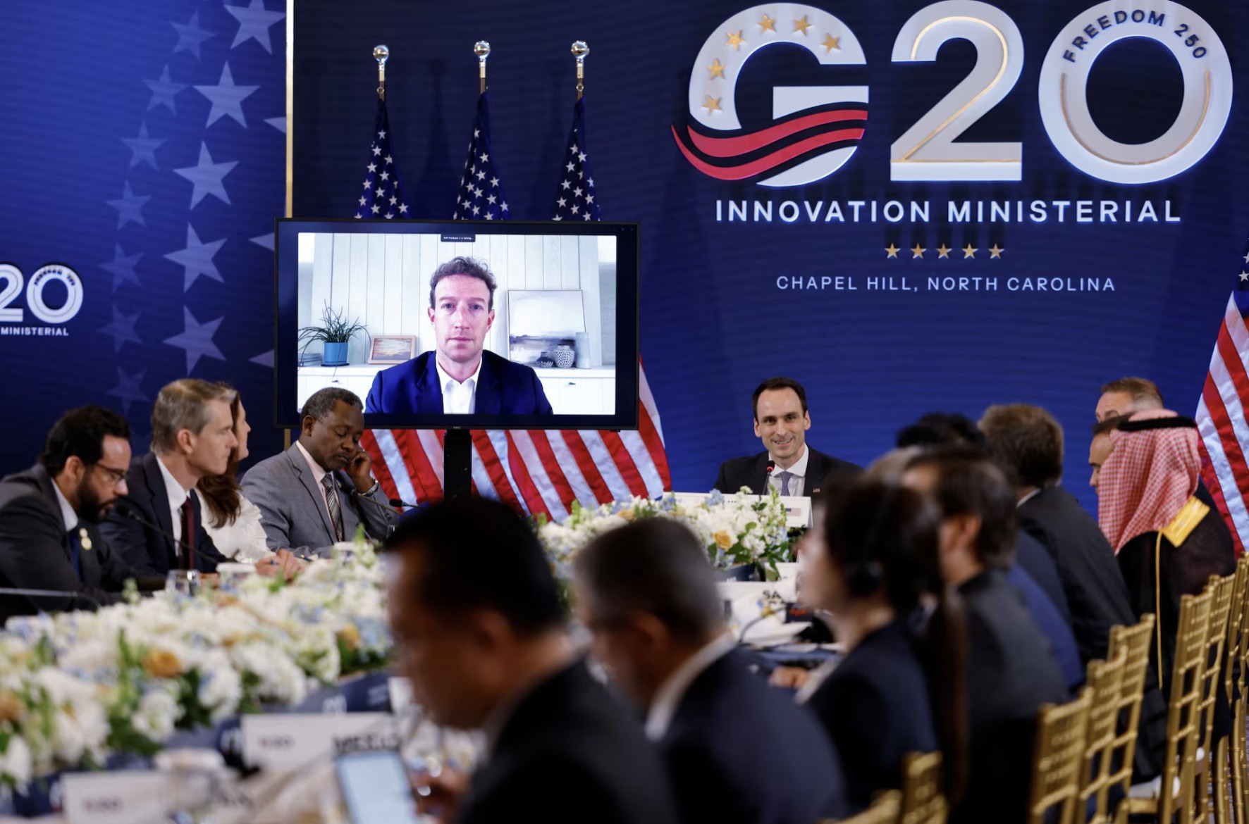 Mỹ kêu gọi G20 nhẹ tay với quản lí AI, Elon Musk và Mark Zuckerberg nói gì