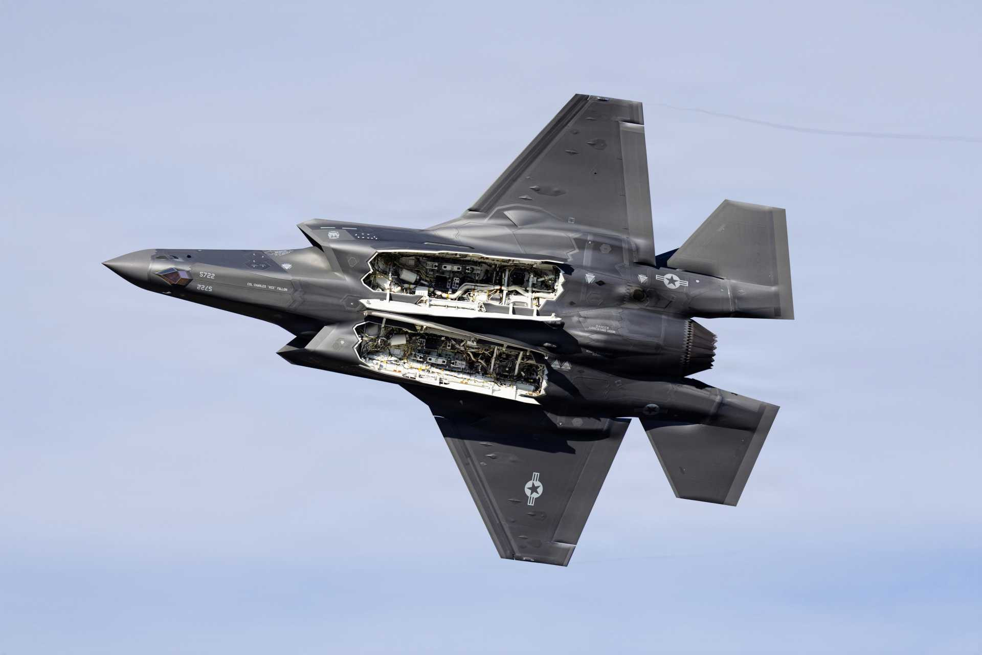 www.armyrecognition.com-images-stories-news-2026-september-_u.s.-f-35-fighter-jey-to-carry-6-internal-missiles-under-six-in-the-bay-upgrade-by-2030-1920-001.jpg