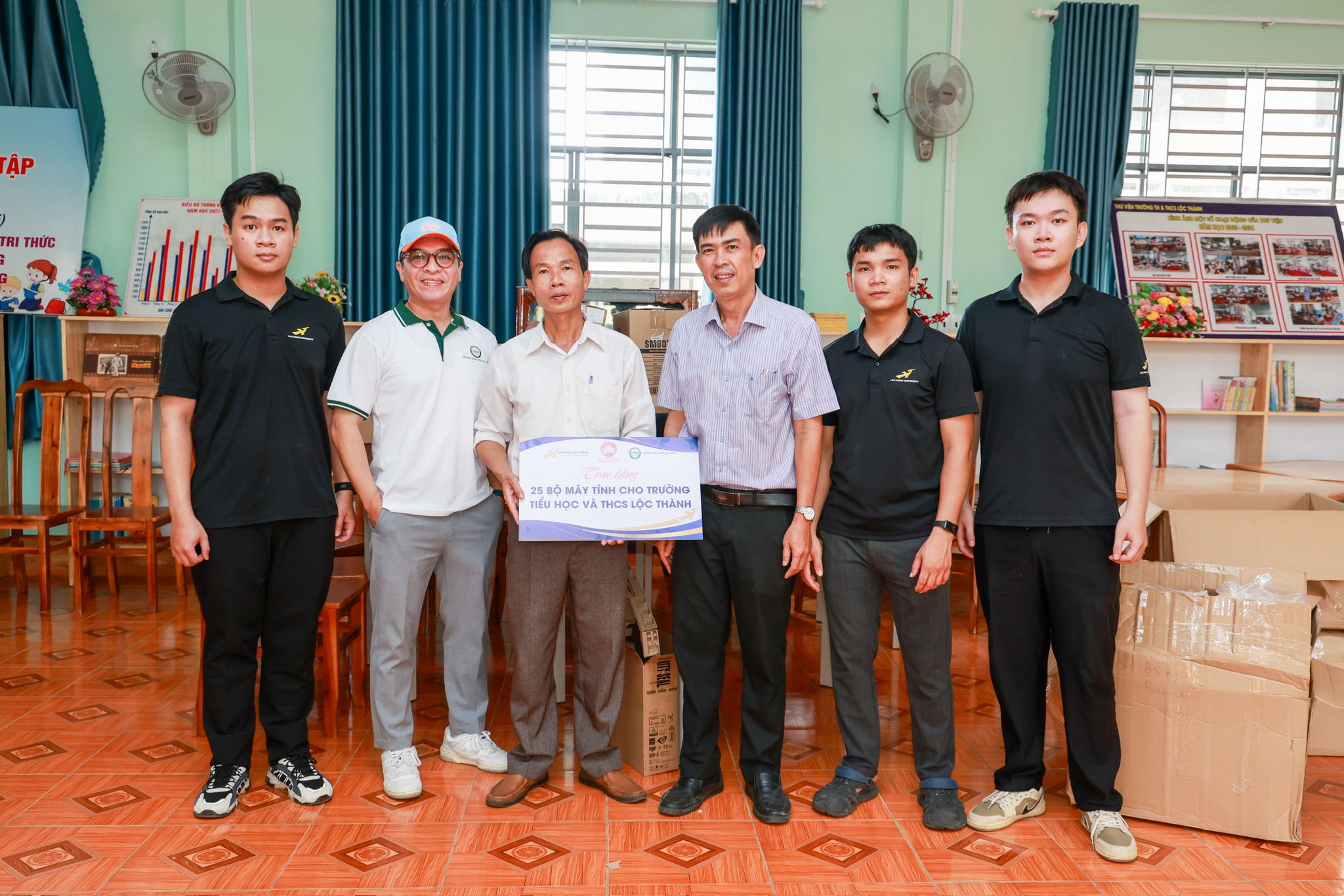 Trao máy tính cho các trường học vùng biên tạo thêm cơ hội để học sinh thực hành, giáo viên khai thác tài liệu tốt hơn. 