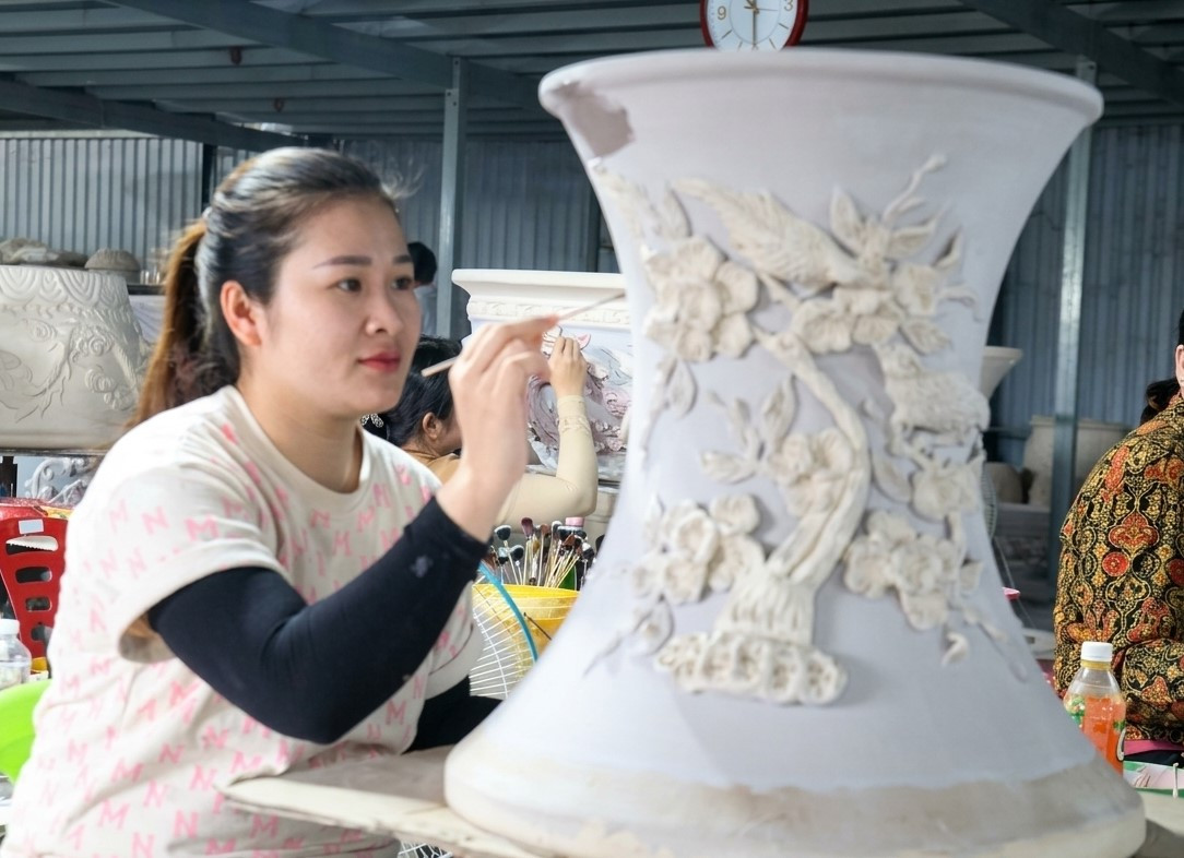 Làm gốm thủ công tại Cụm công nghiệp gốm sứ Tân Hạnh, thuộc làng gốm Biên Hòa (TP. Đồng Nai) với bề dày lịch sử hàng trăm năm tuổi. Ảnh: Hoàng Bắc 