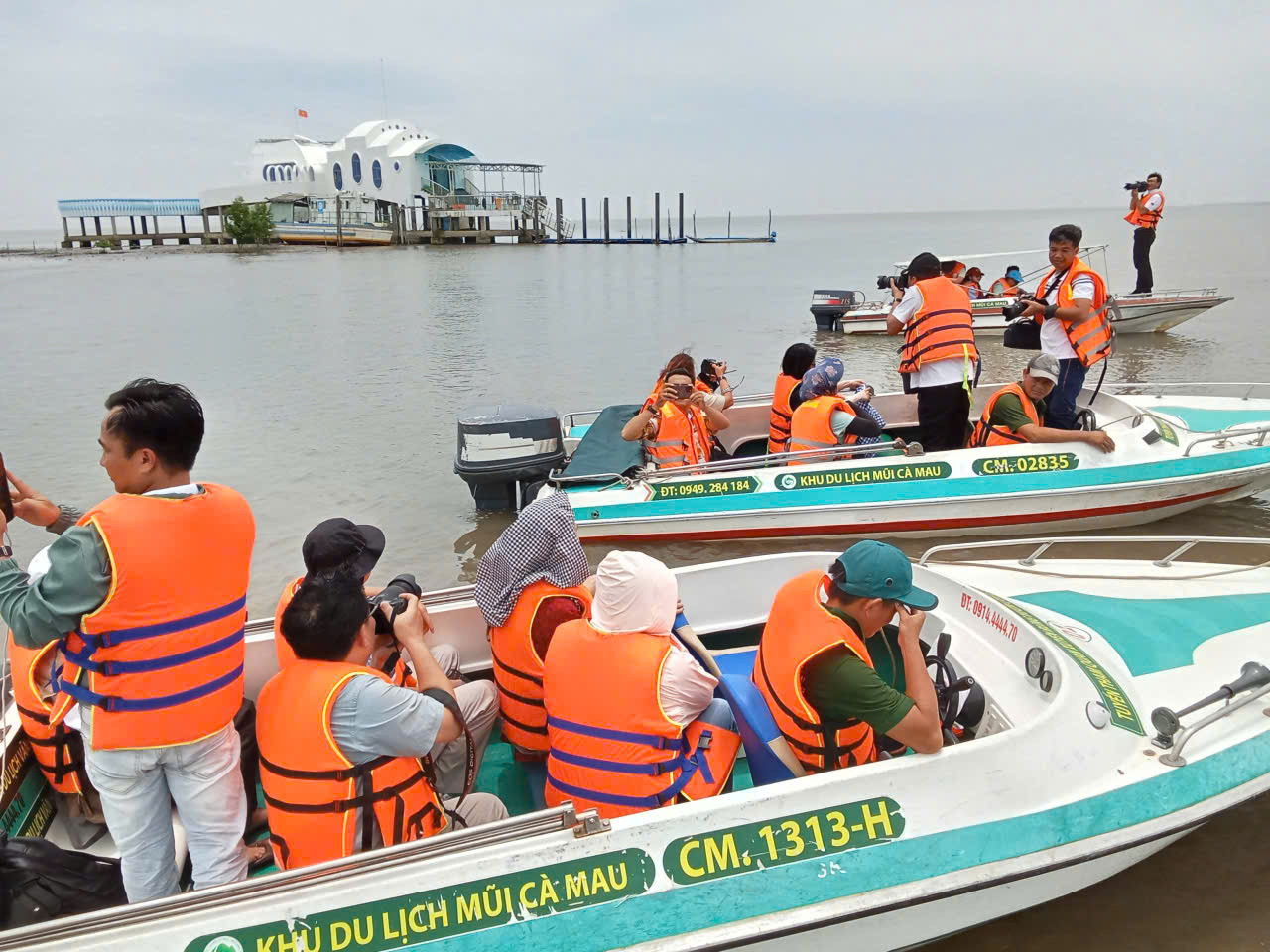 6 Ảnh đoàn PRESS TRIP đi ca nô tham quan