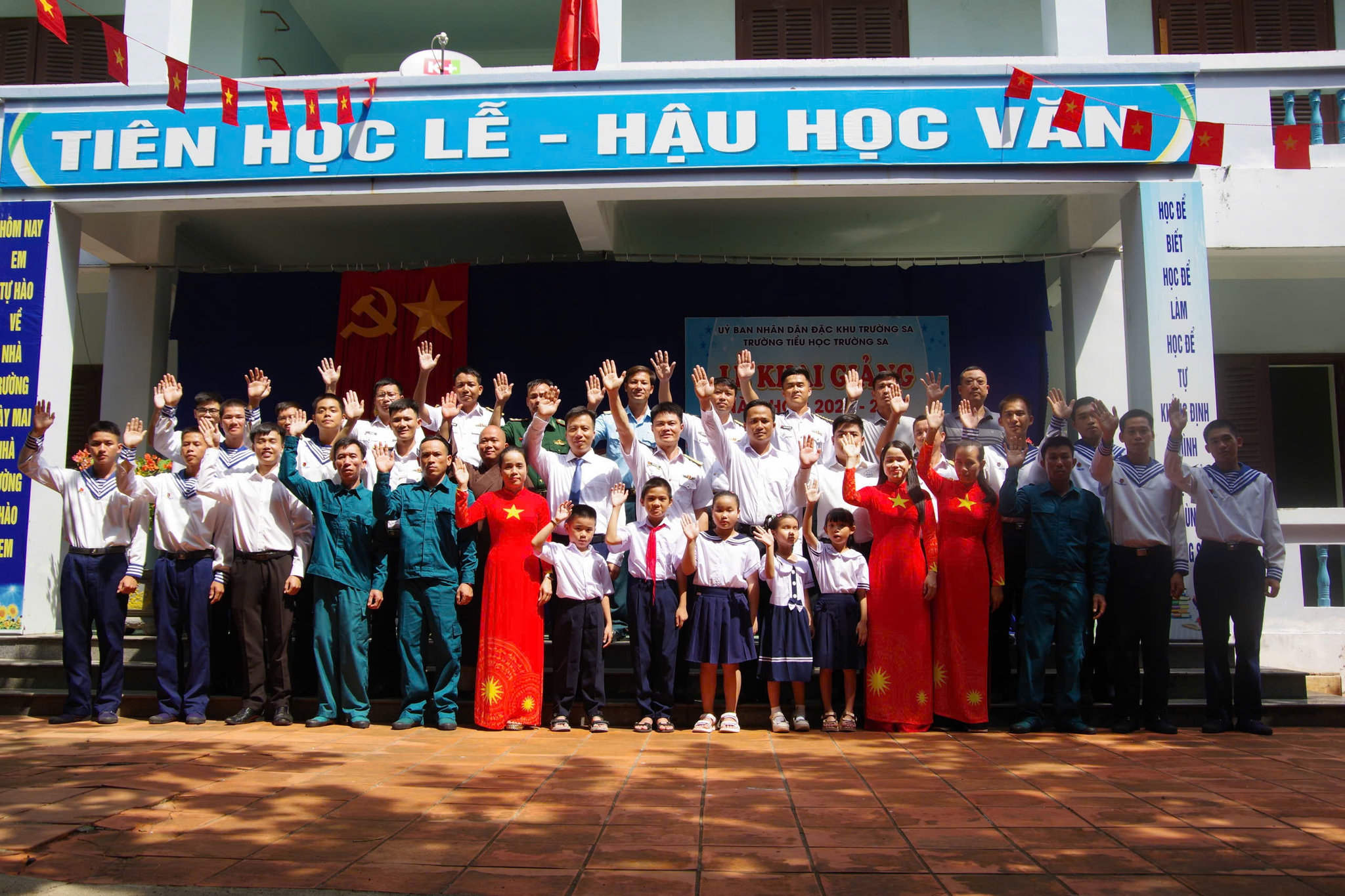 Rộn ràng lễ khai giảng tại đặc khu Trường Sa 