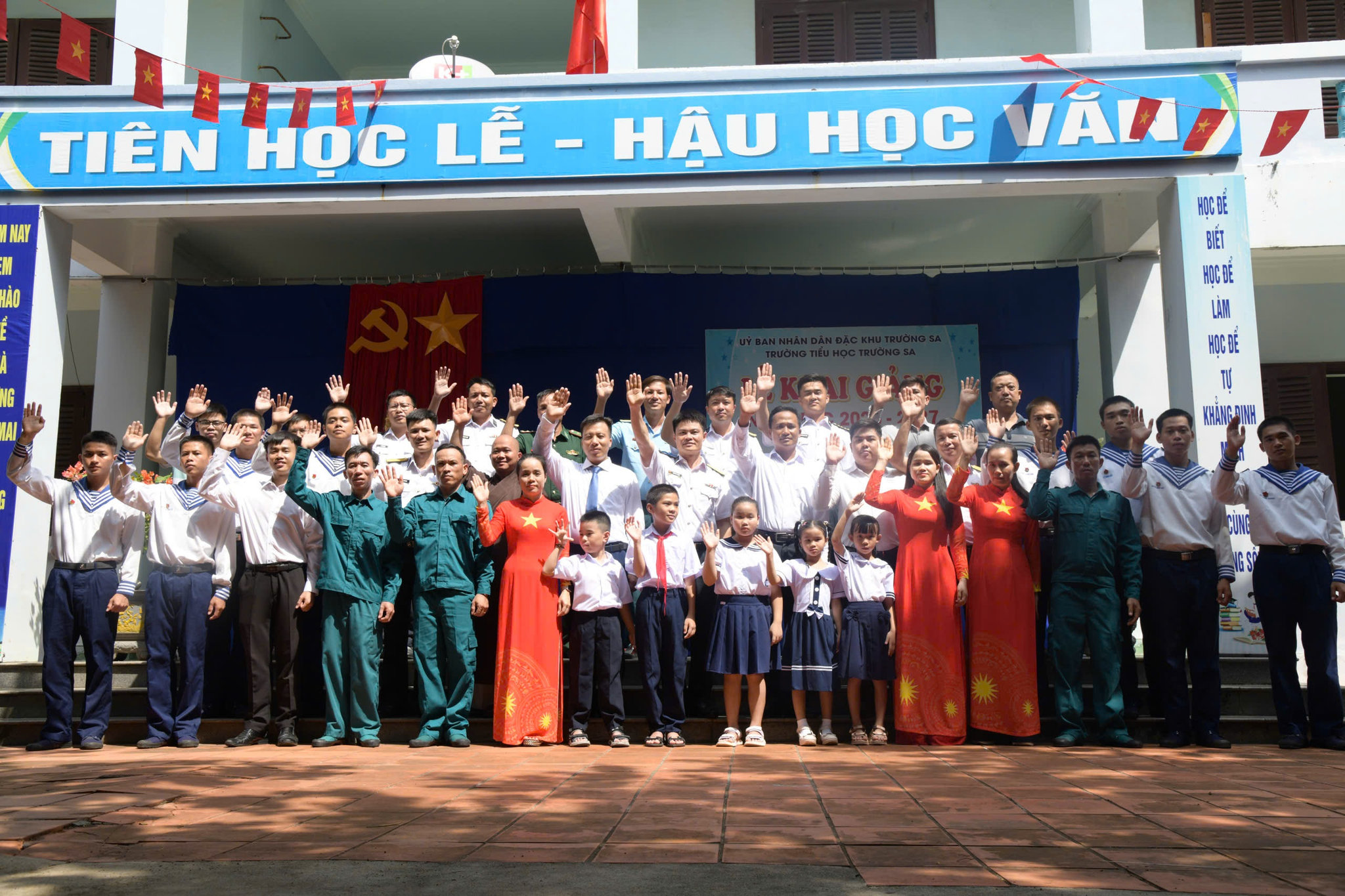 Cán bộ, chiến sĩ, giáo viên, học sinh, nhân dân và các lực lượng trên đảo Trường Sa chào mừng năm học mới
