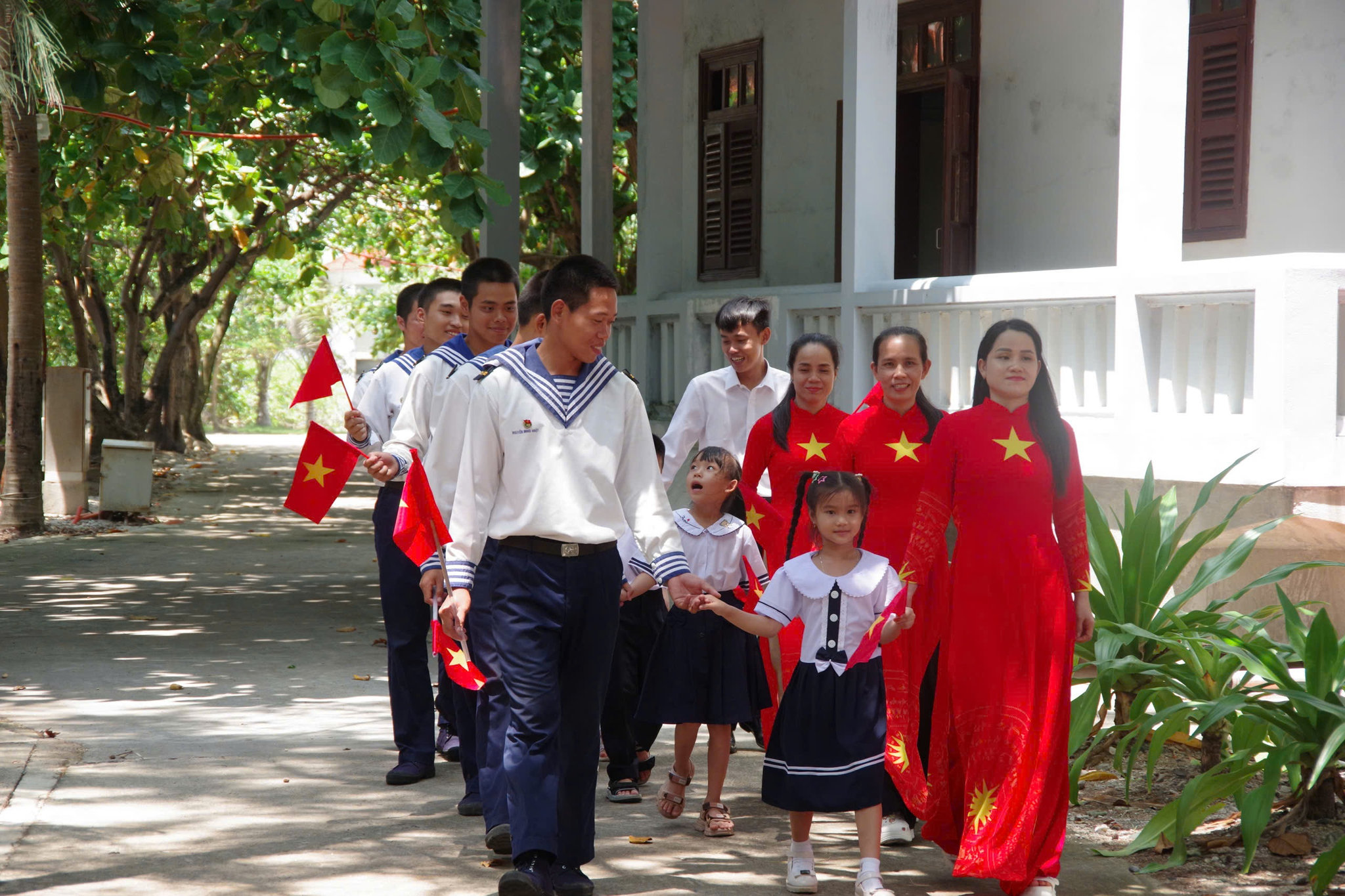 Cán bộ, chiến sĩ, phụ huynh trên đảo Trường Sa hân hoan đưa các em học sinh đến trường.