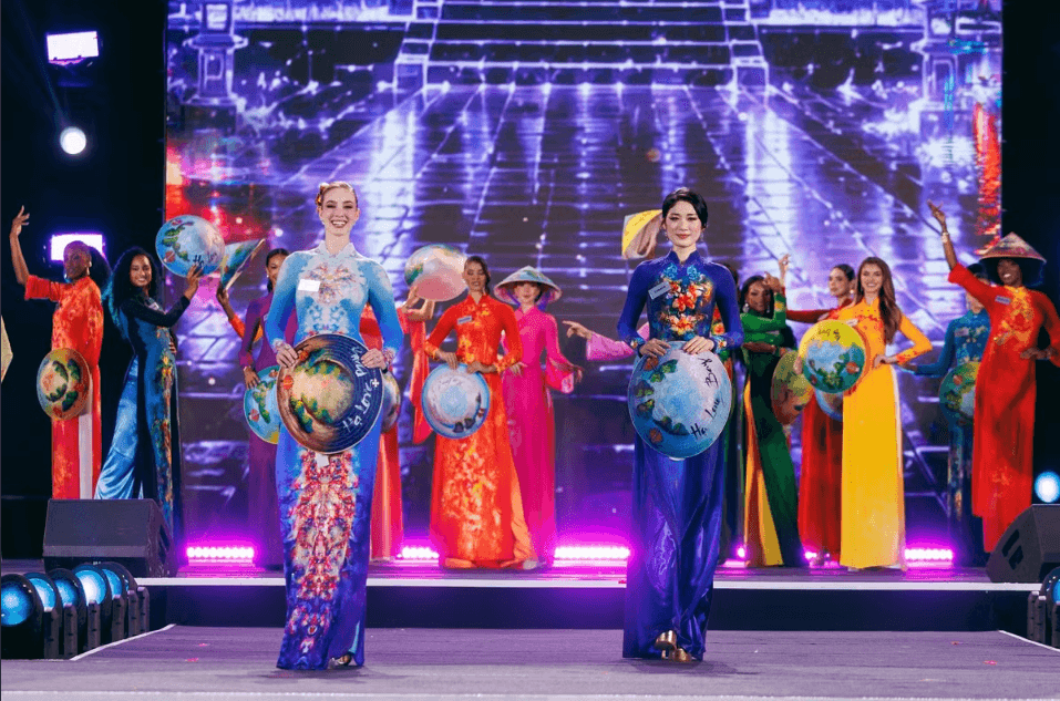 Các thí sinh Miss World 2026 trong tranng phục áo dài Việt Nam. Anhr: BTC