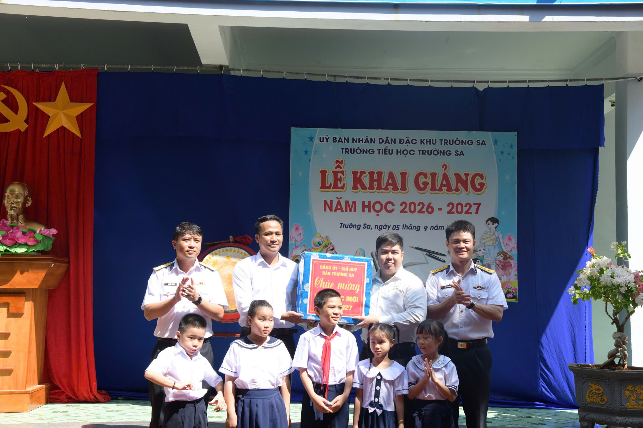 Chỉ huy đảo Trường Sa tặng quà mừng giáo viên, học sinh nhà trường nhân dịp năm học mới