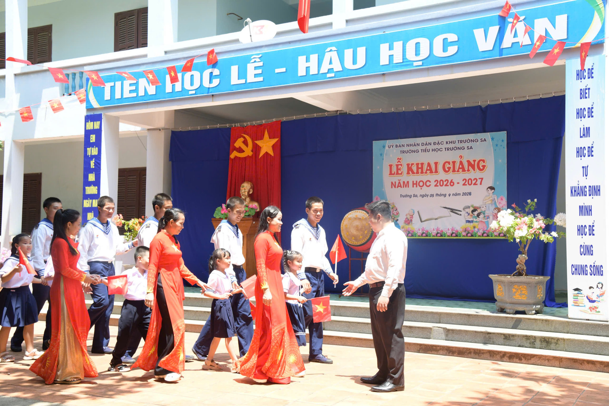Không khí hân hoan, phấn khởi của thầy và trò Trường Tiểu học Trường Sa trước thềm năm học mới