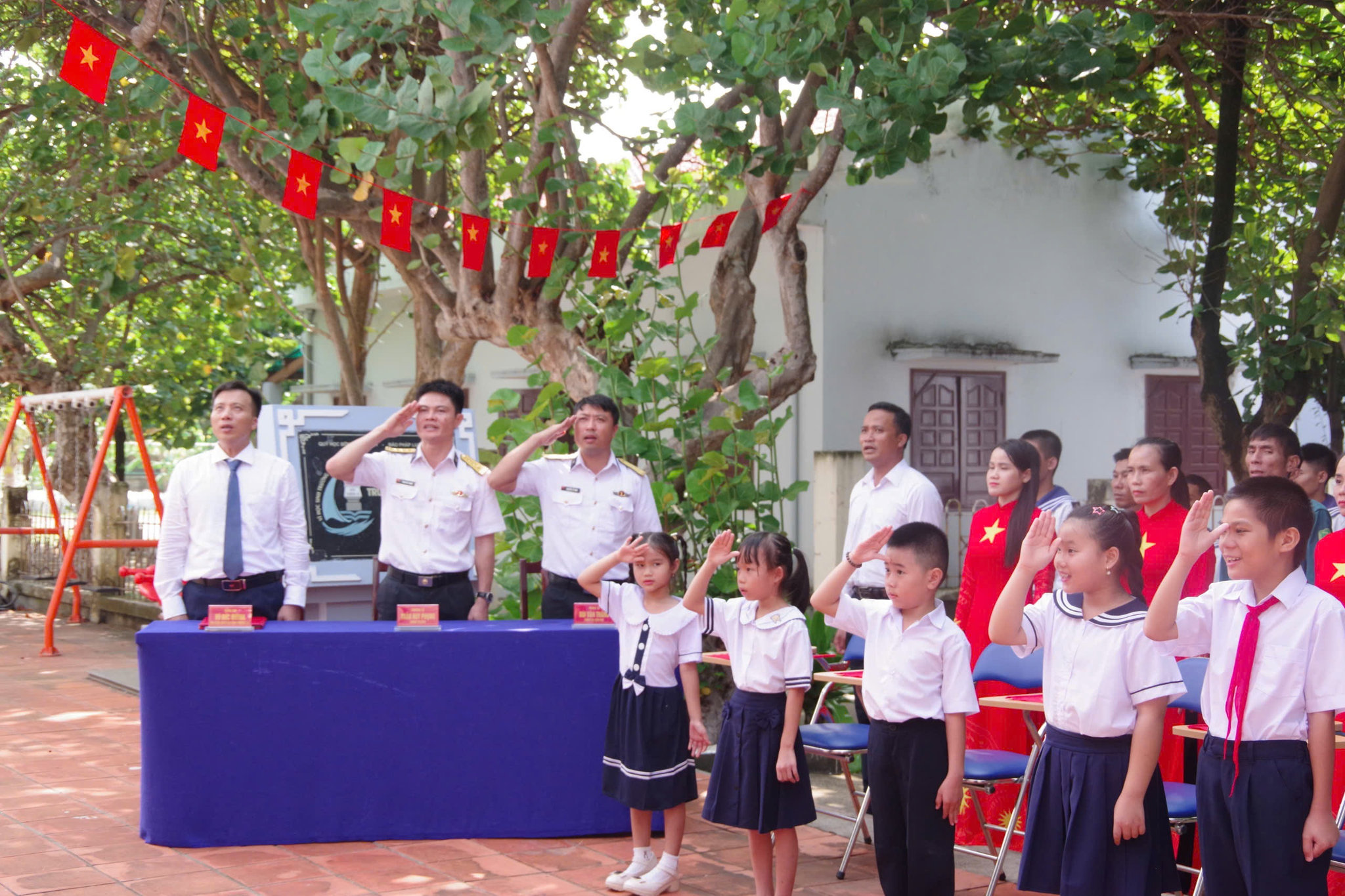 Lễ chào cờ trang nghiêm trong buổi Lễ khai giảng tại trường tiểu học Trường Sa