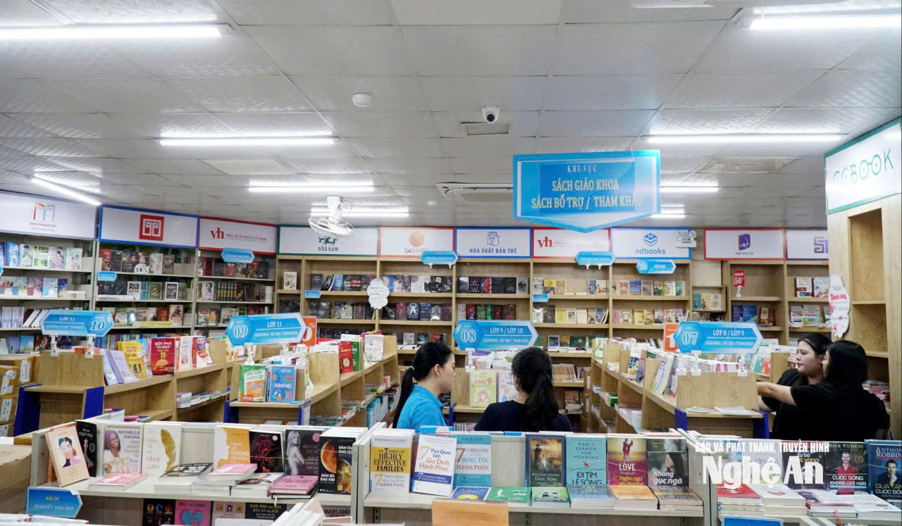 NXBGDVN cam kết sẽ cung ứng đủ SGK trong năm học mới. Ảnh: Văn Kim Khanh