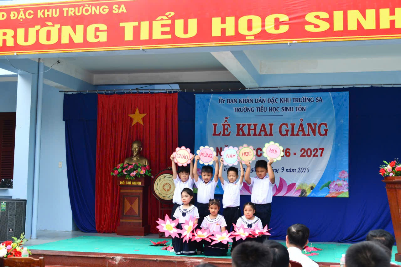 Tiết mục văn nghệ do các em Trường Tiểu học Sinh Tồn biểu diễn