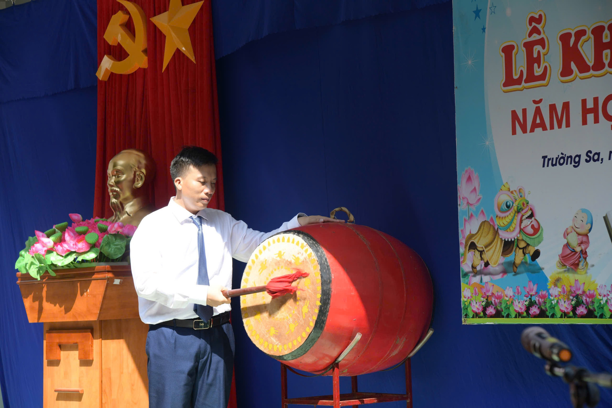 Trung tá Vũ Đức Quỳnh, Chỉ huy trưởng đảo Trường Sa đánh hồi trống khai giảng năm học mới