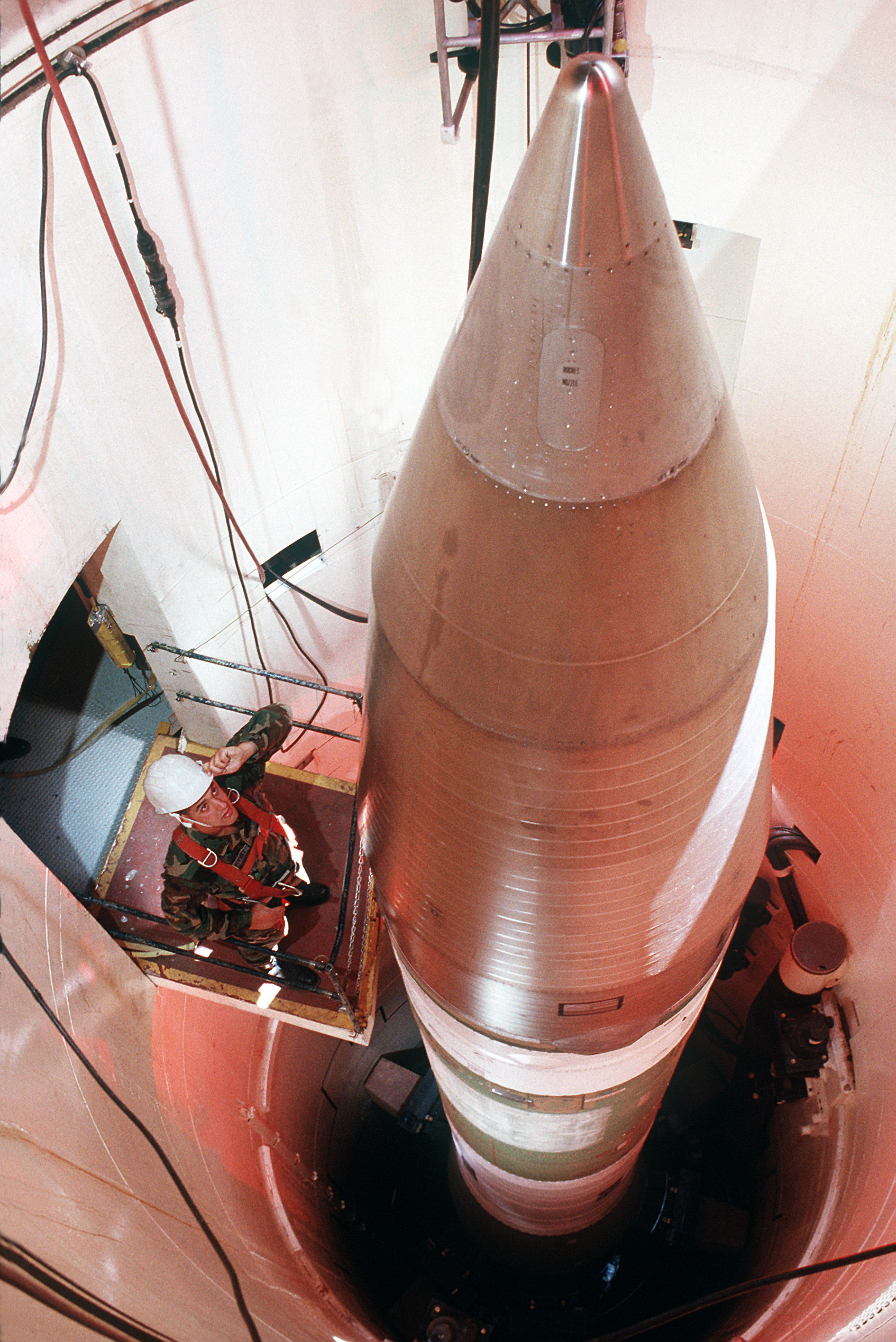 upload.wikimedia.org-wikipedia-commons-8-8b-_minuteman_iii_in_silo_1989.jpg