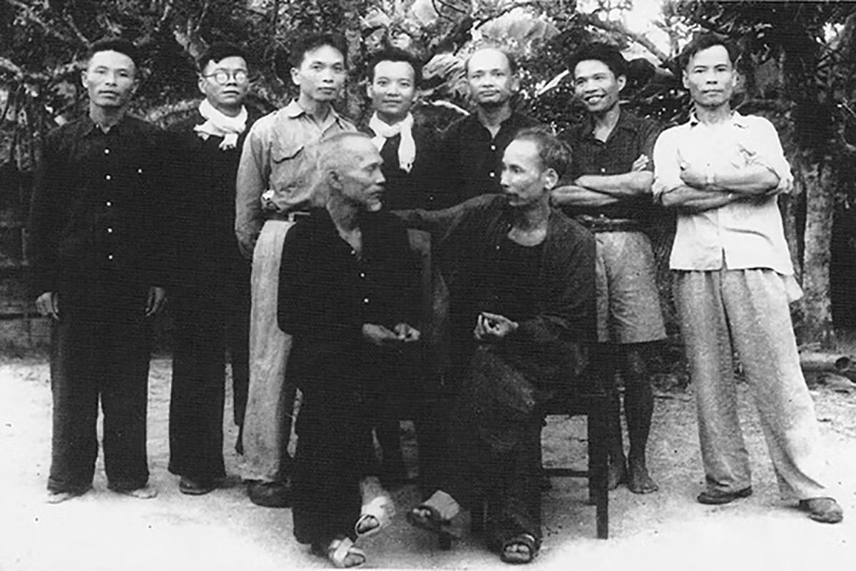 Chủ tịch Hồ Chí Minh và một số thành viên Hội đồng Chính phủ kháng chiến 1947 (GS Tạ Quang Bửu ở hàng đứng, thứ 2 từ phải sang). Ảnh tư liệu.​