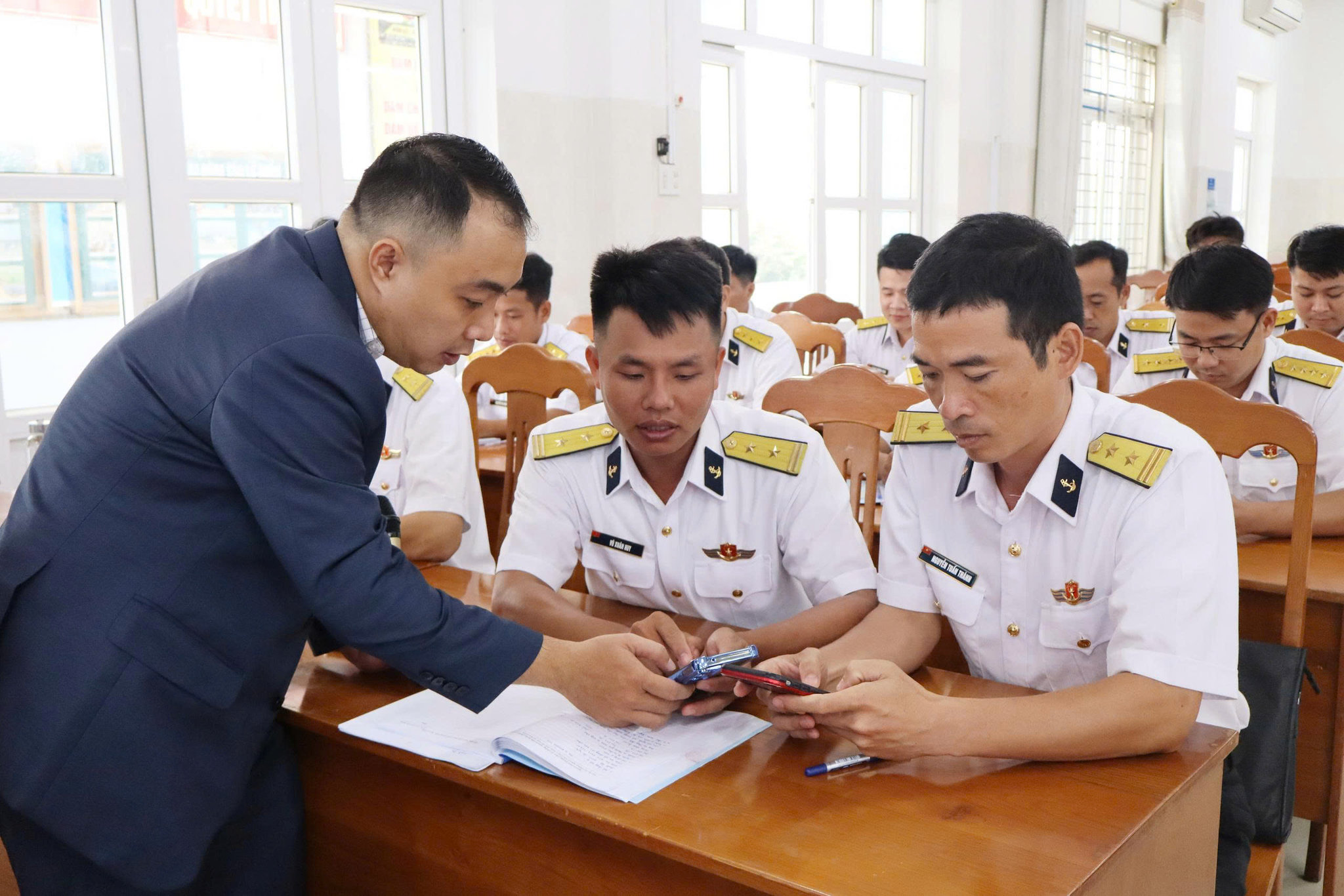 3 - Báo cáo viên hướng dẫn cán bộ sử dụng các công cụ AI trên điện thoại di động