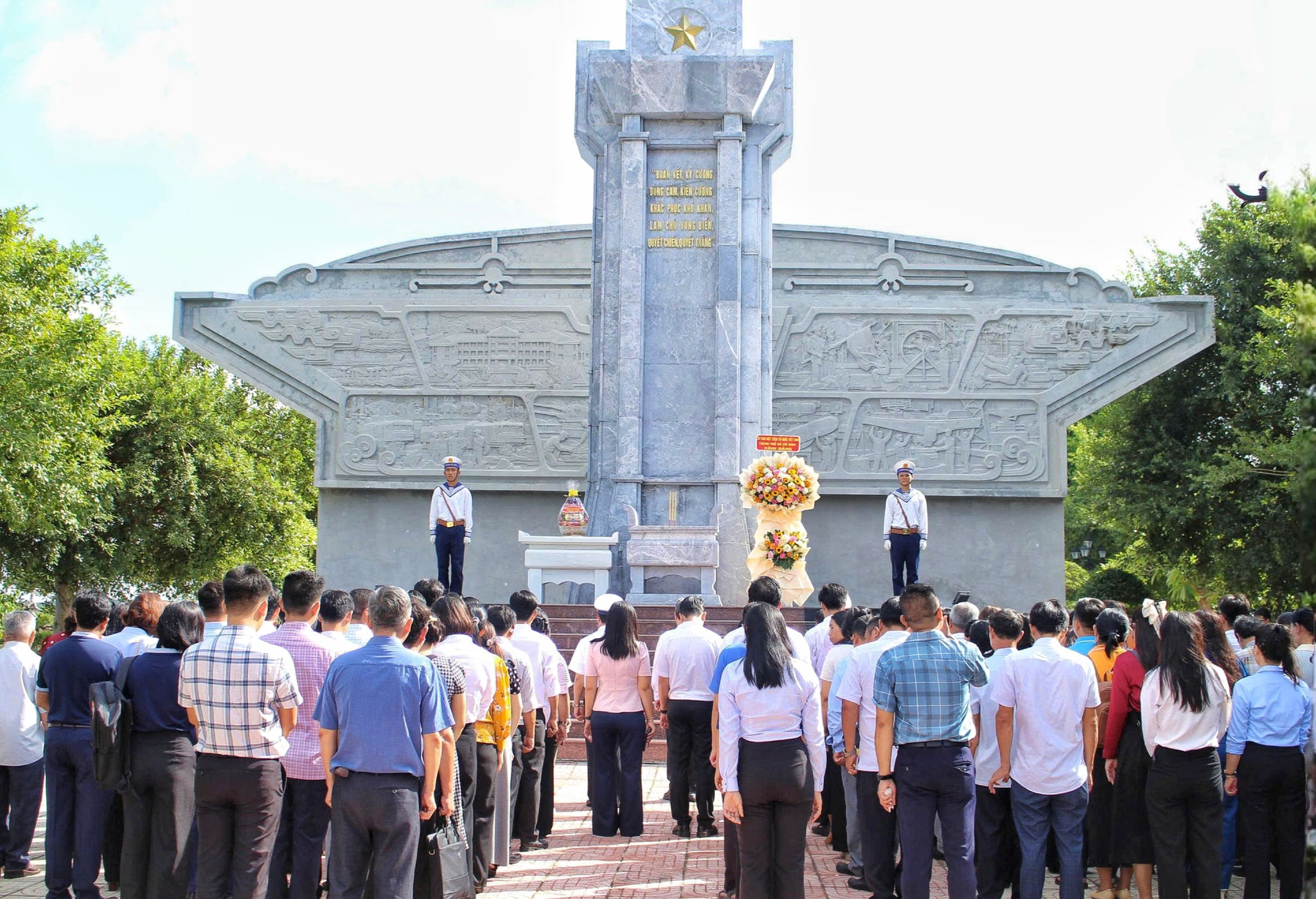 Đại biểu dâng hương tưởng niệm các Anh hùng liệt sĩ tại khuôn viên văn hoá Vùng 2. Ảnh: CTV