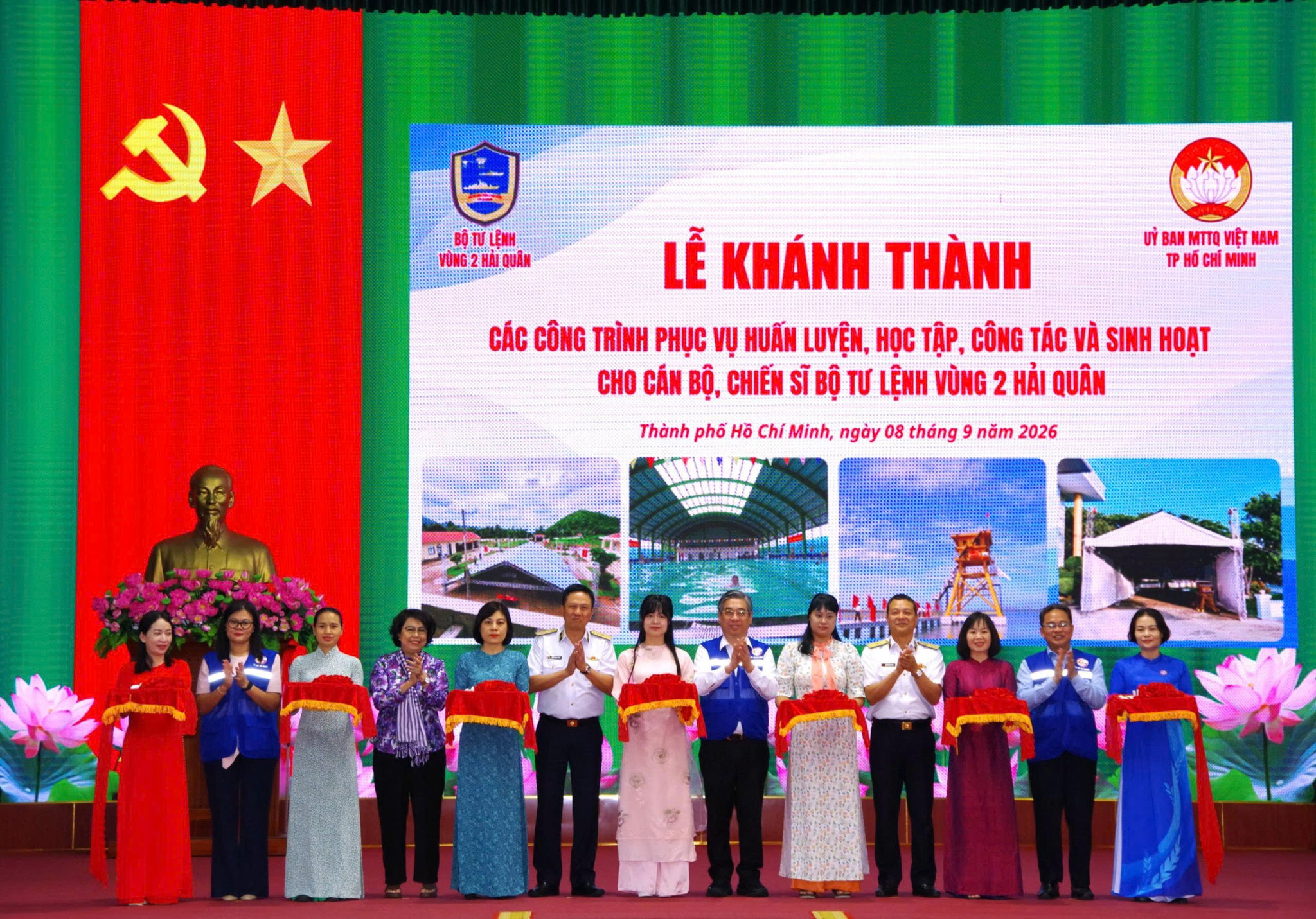 Lãnh đạo Uỷ ban MTTQ Việt Nam TP.HCM và thủ trưởng Bộ Tư lệnh Vùng 2 Hải quân cắt băng khánh thành công trình. Ảnh: CTV