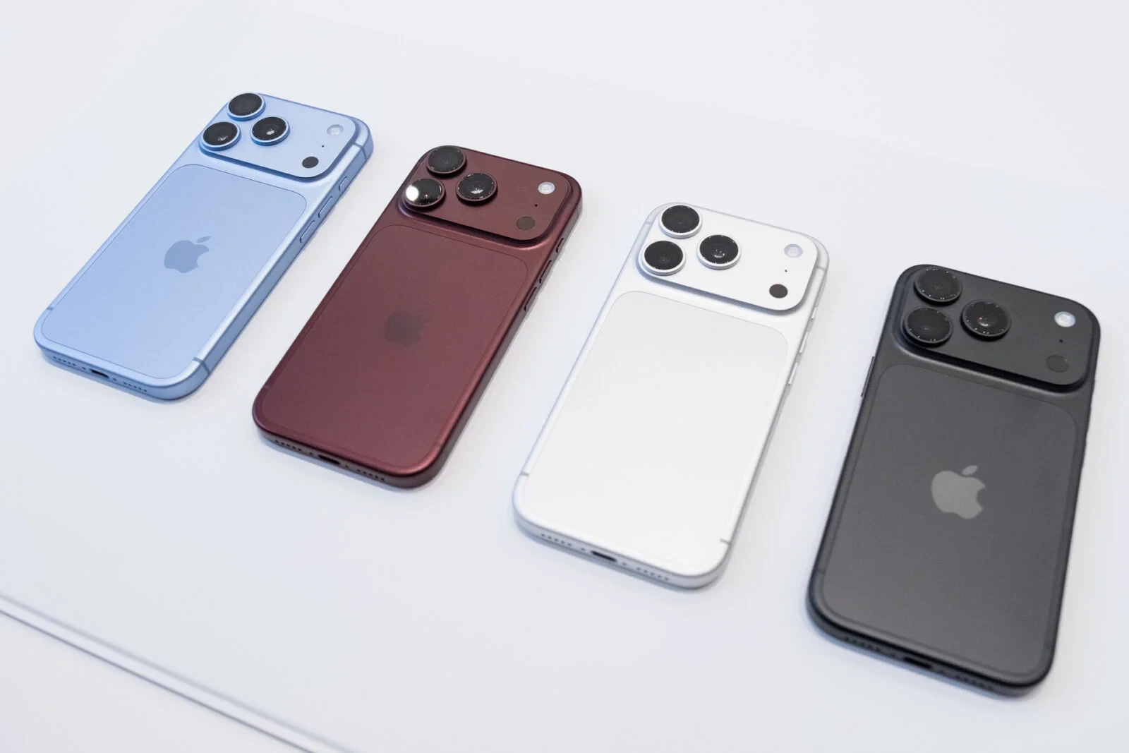 iPhone 18 Pro Max có 4 màu khác nhau với thiết kế tương tự thế hệ trước. Ảnh: Gizmodo