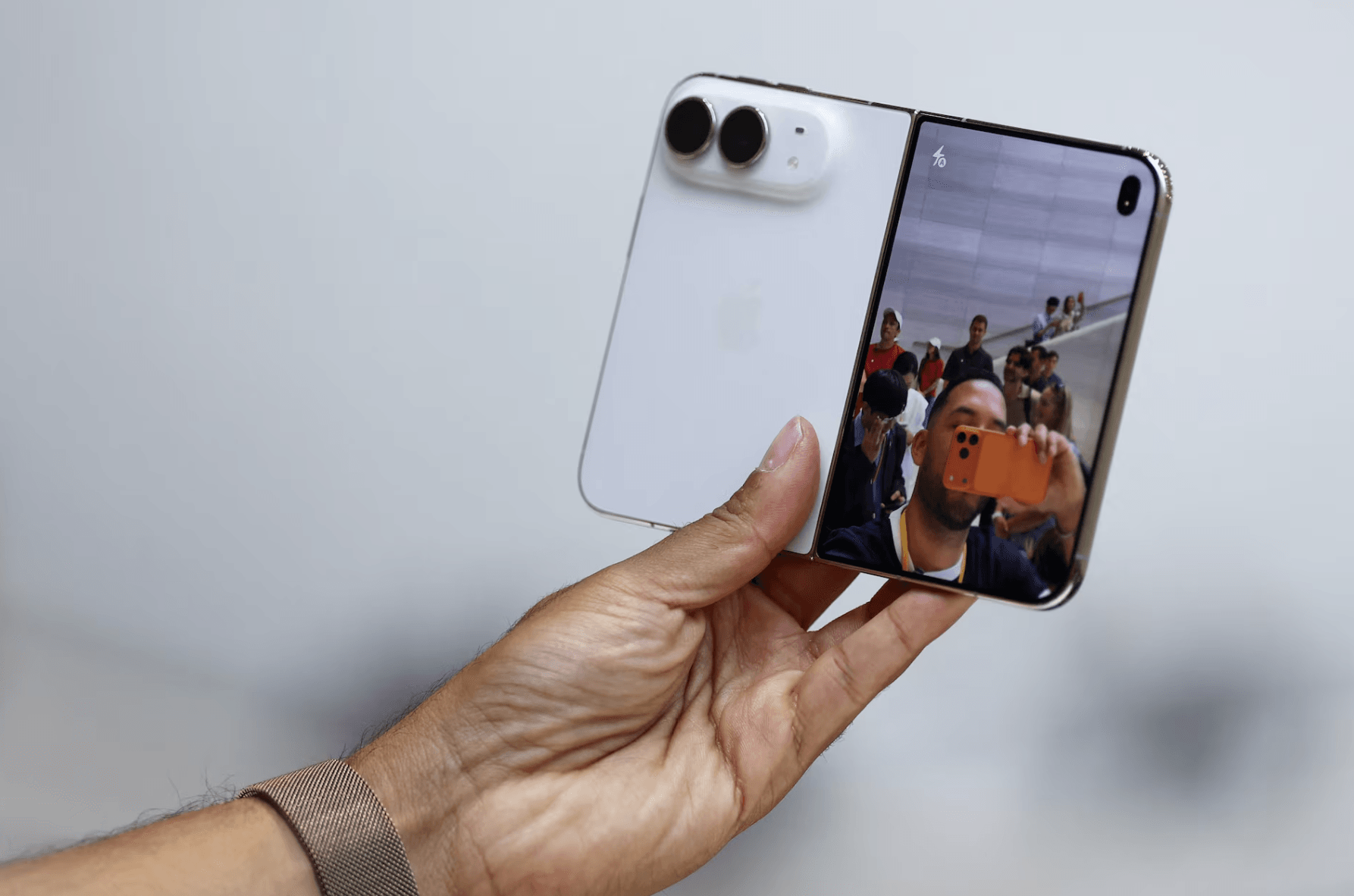 iPhone Duo giá từ 1.999 USD ra mắt, Apple bị Samsung tố sao chép (1)