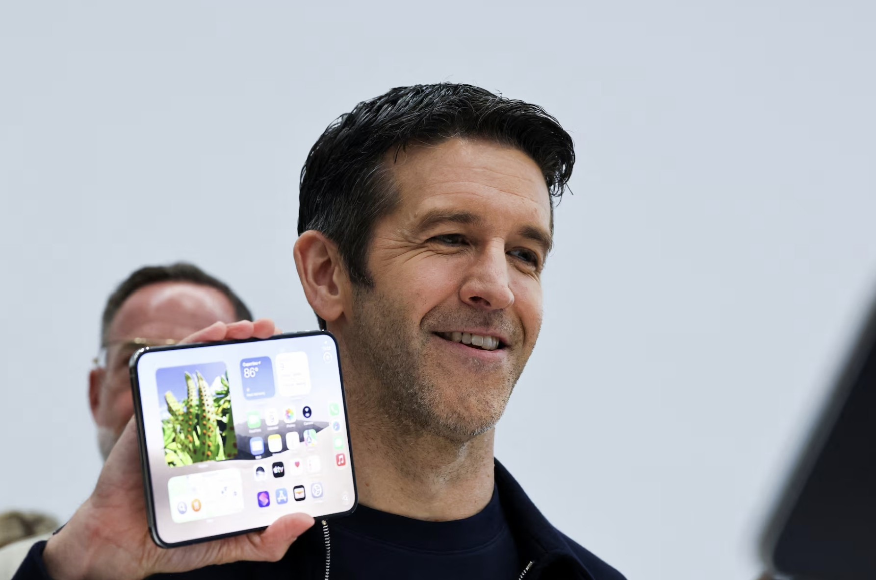 John Ternus cầm trên tay iPhone Duo. Ảnh: Reuters