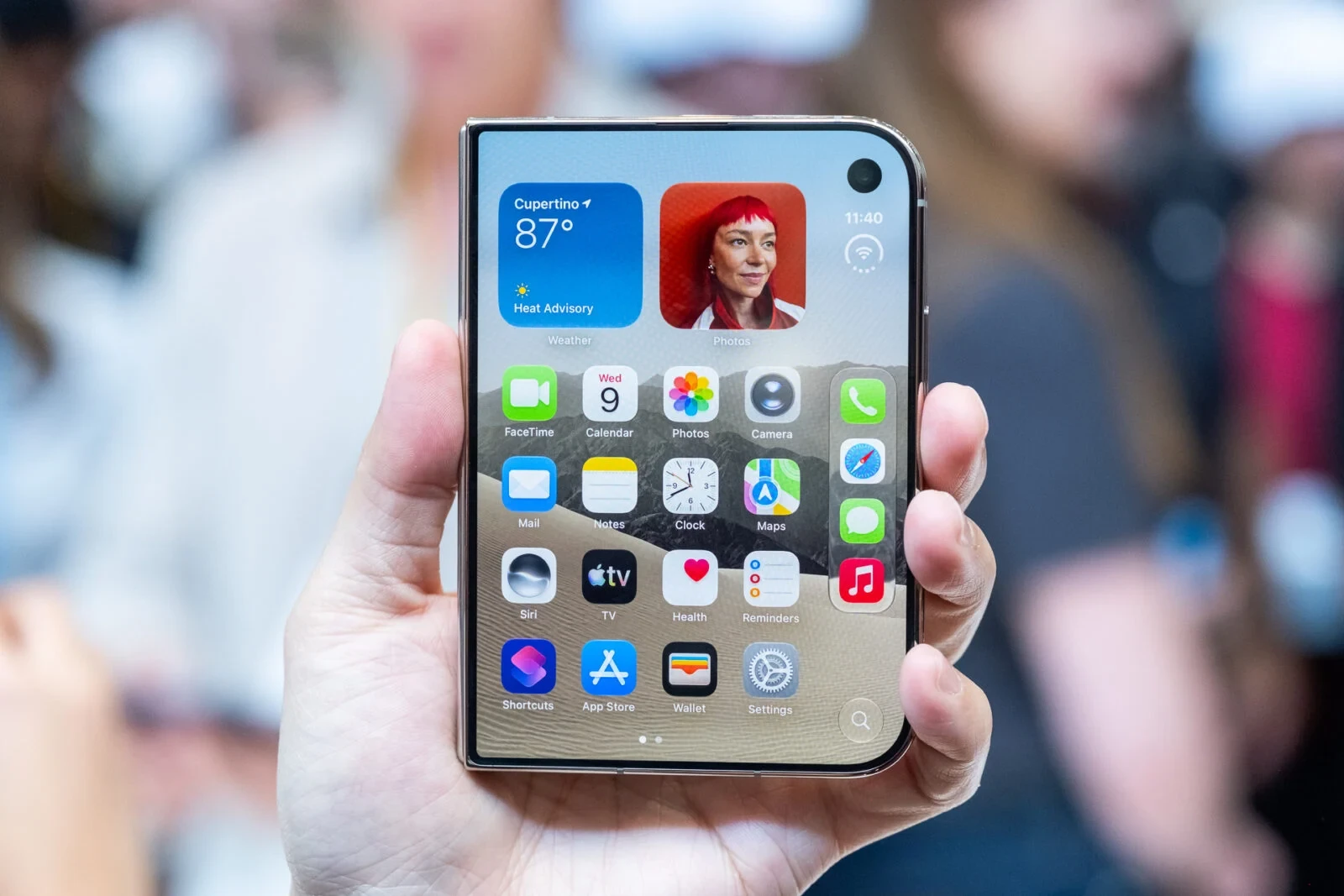 ... và 5,4 inch lúc gập lại. Ảnh: Gizmodo