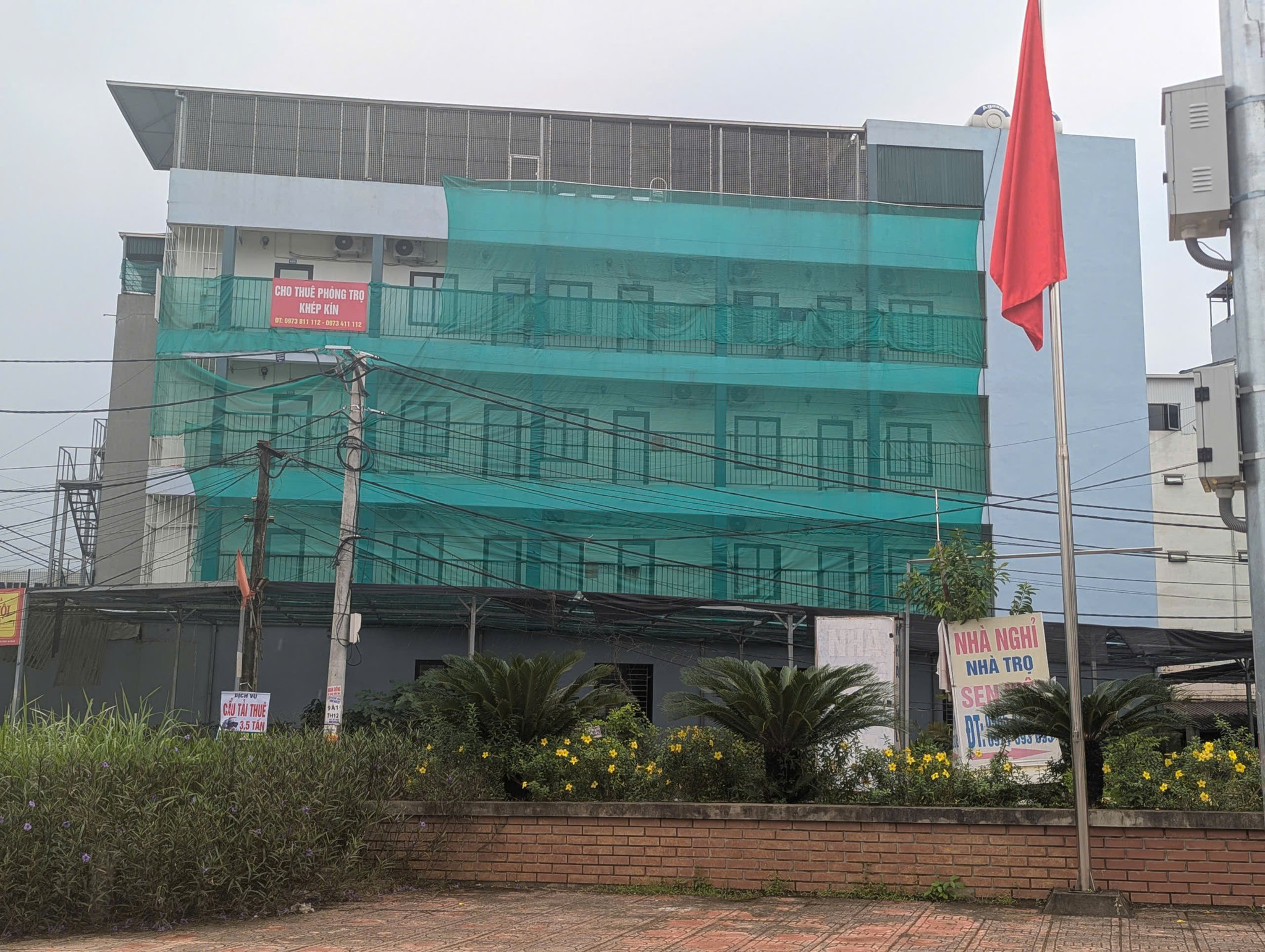 Một nhà trọ bên cạnh cổng vào ĐHQGHN. Ảnh: M.T