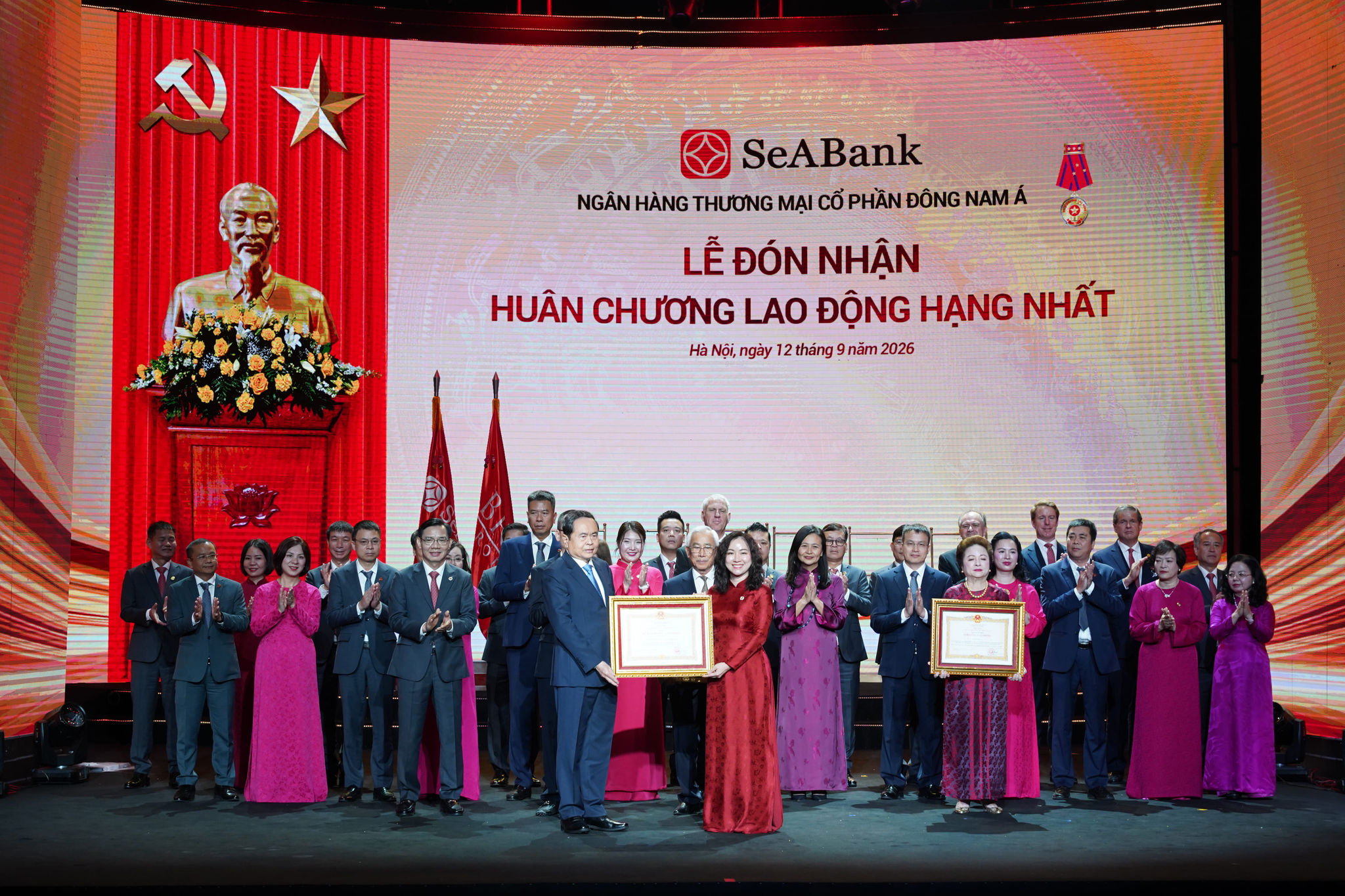 Bà Lê Thu Thuỷ - Phó Chủ tịch HĐQT SeABank đại diên Ngân hàng đón nhận Huân chương lao động hạng Nhất