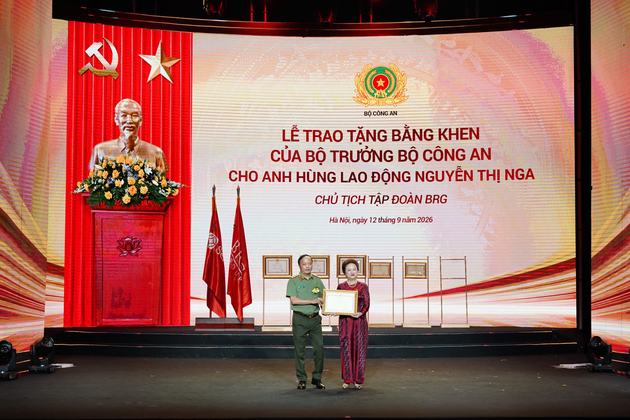 Ảnh 4. Thứ trưởng Bộ Công an, Thượng tướng Đặng Hồng Đức trao Bằng khen của Bộ trưởng Bộ Công an tặng doanh nhân Nguyễn Thị Nga (1)
