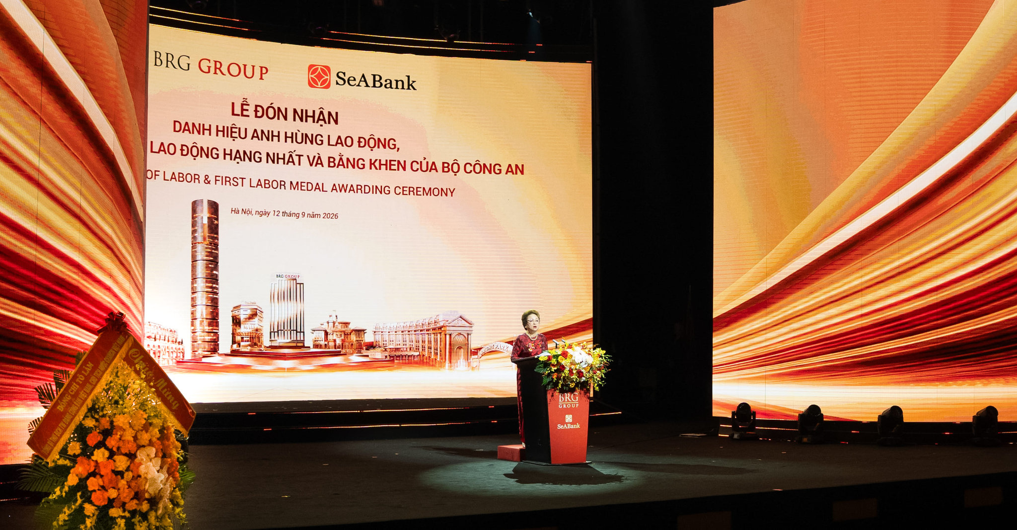 Ảnh 5. Anh hùng Lao động Nguyễn Thị Nga phát biểu đáp từ tại buổi lễ