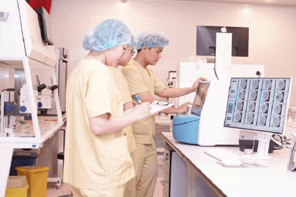 Bị chẩn đoán vô tinh kèm hội chứng sinh tinh nửa chừng, người đàn ông tại Nghệ An đã đón con yêu thành công nhờ kĩ thuật vi phẫu micro-TESE và ICSI hiện đại. Ảnh: BVCC