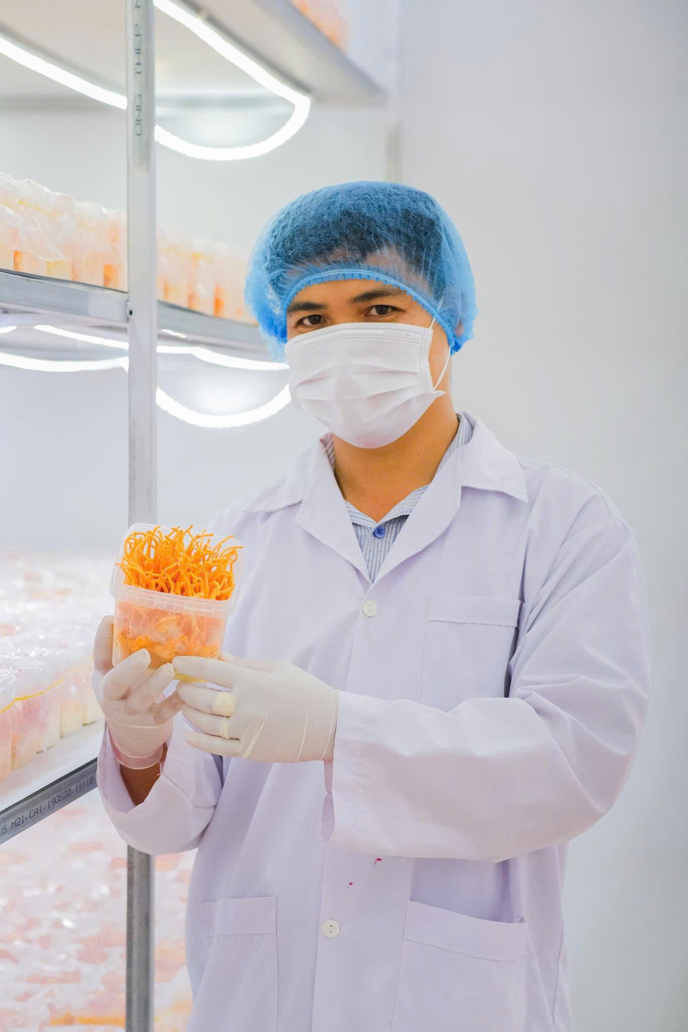 Mang “phòng lab” về quê, thạc sĩ 9X làm chủ trang trại nấm công nghệ cao- đông trùng hạ thảo