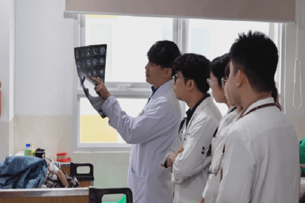 Đưa bác sĩ trẻ về trạm y tế TP.HCM: Sáng kiến ‘sống còn’ thời đại dịch giờ ra sao? 