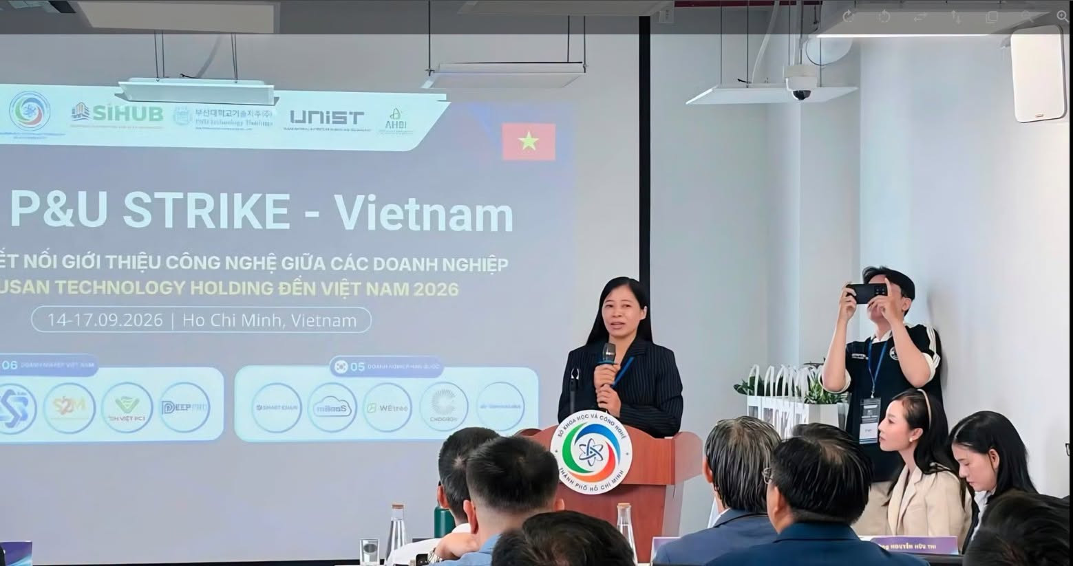 Bà Vương Thị Hồng Loan, Giám đốc Trung tâm Ươm tạo Doanh nghiệp Nông nghiệp Công nghệ cao, phát biểu tại hội thảo.