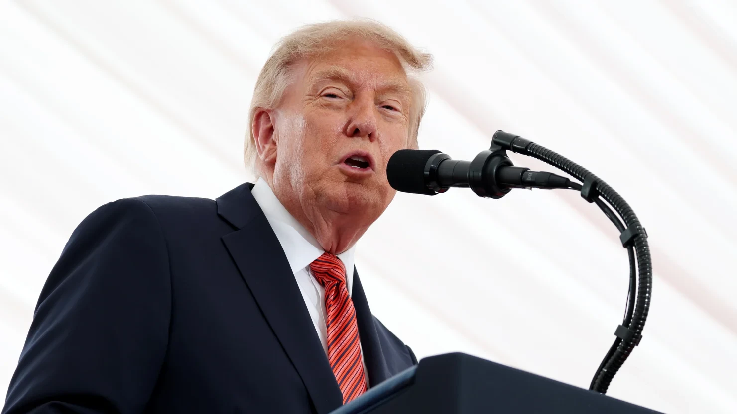 Ông Trump gọi điện cho Jensen Huang, nói lo ngại AI là 'trò bịp'