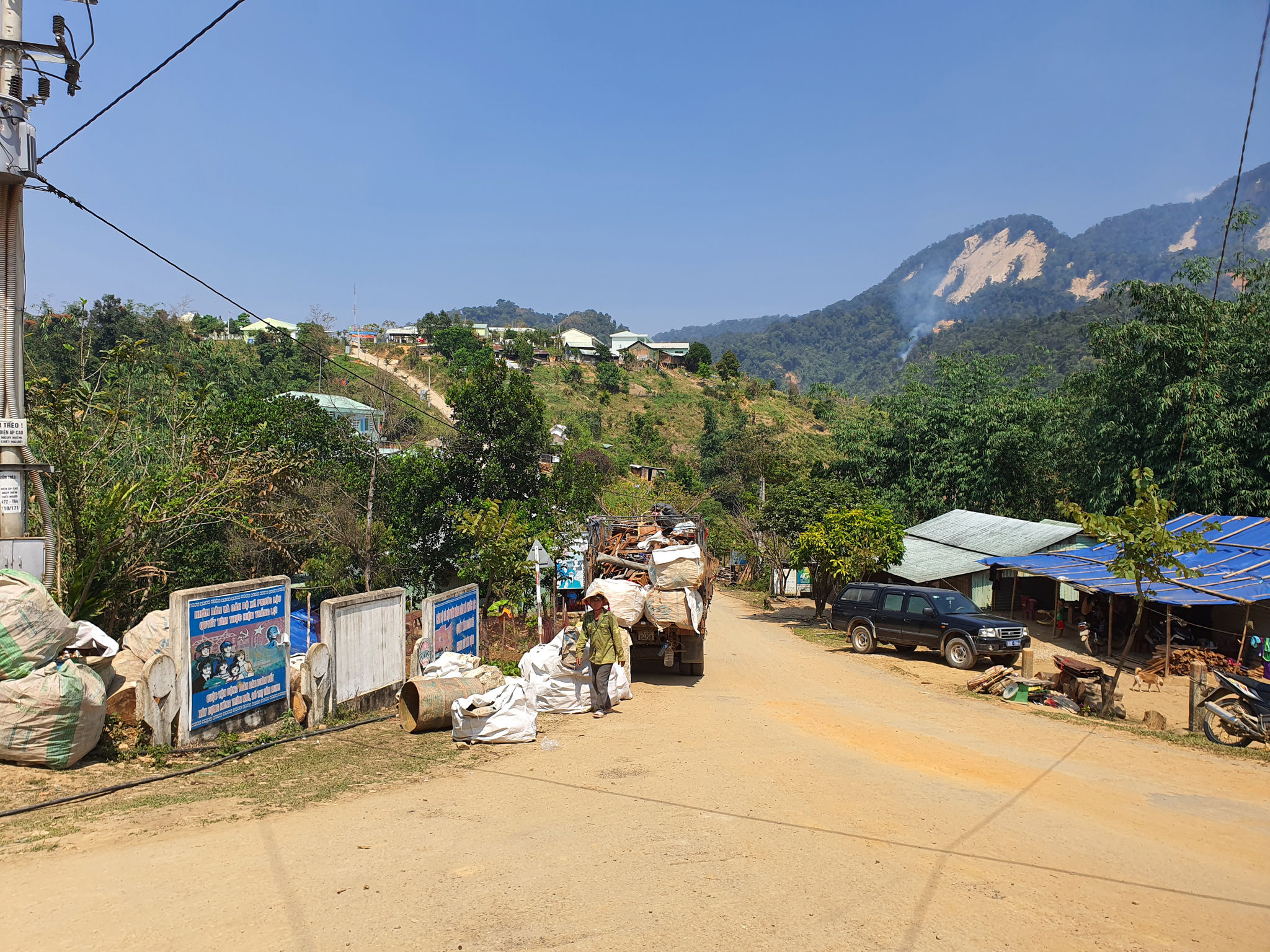 Nhiều khu vực ở miền núi Đà Nẵng vẫn đang lõm sóng viễn thông.