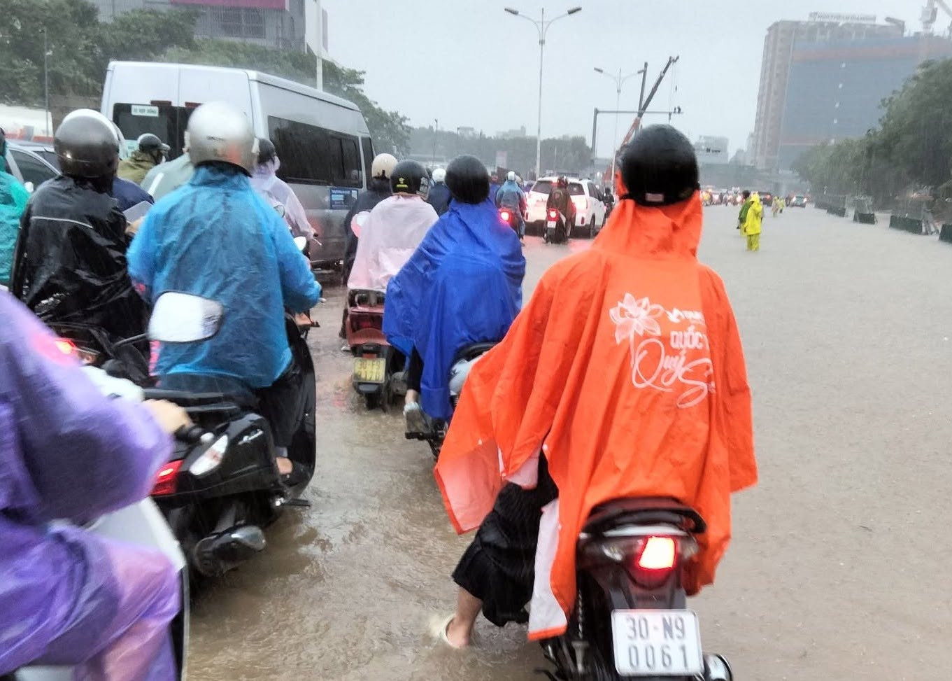 Thời tiết hôm nay 16/9: Hà Nội mưa triền miên cả ngày, nhiều nơi ngập úng 