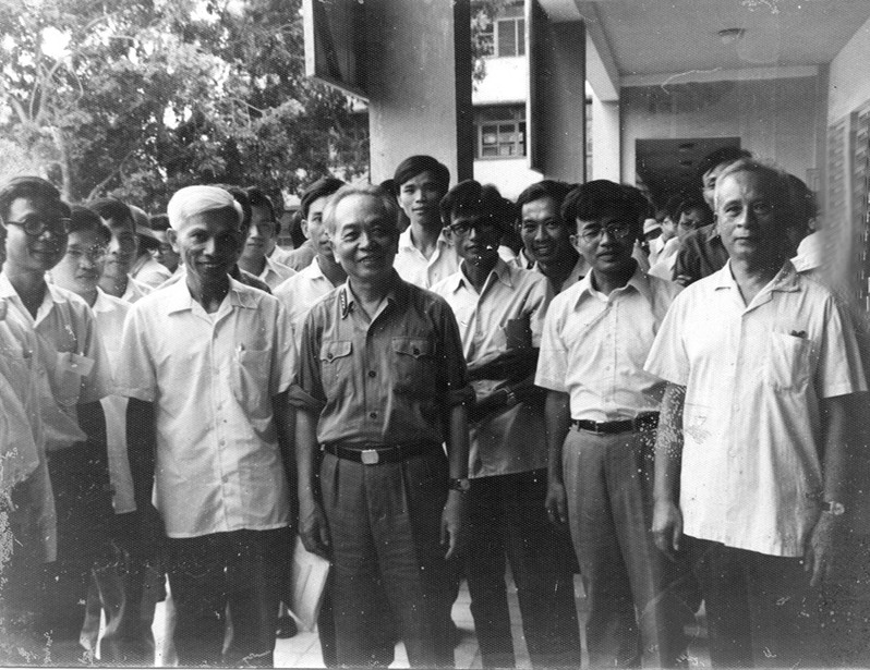 Đại tướng Võ Nguyên Giáp, GS Hoàng Tụy và GS. Lê Văn Thiêm. Ảnh VNU